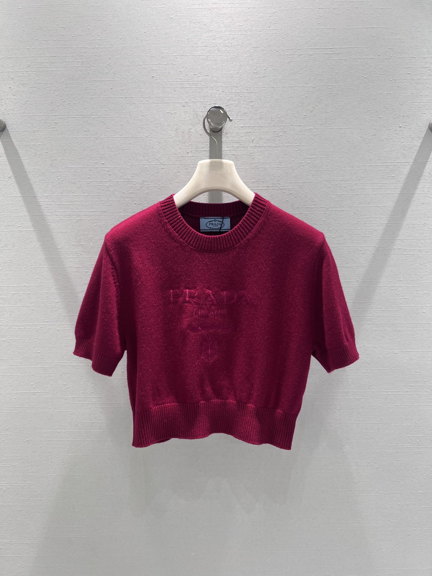 NO:710520,Support exchange PRAD* 2026SS early spring new product series // New Year's limited edition burgundy knitted short-sleeve with noble temperament in berry wine red tone. It is a treasure item for layering in autumn and winter and single wear in spring and summer. Prada's classic logo dark pattern is integrated into the body, showing the luxury brand texture in a low-key manner. It is a niche and non-contrasting weapon!  Real shot details, prada, T-shirt,19860909支持换款PRAD*2026SS早春新品系列//新年限定款酒红色针织短袖自带显贵气质的莓果酒红调,是秋冬叠穿、春夏单穿的宝藏单品,Prada经典标识暗纹融入衣身,低调中尽显奢牌质感,妥妥的小众不撞款利器！实拍细节,,prada,T-shirt,,Women's clothing