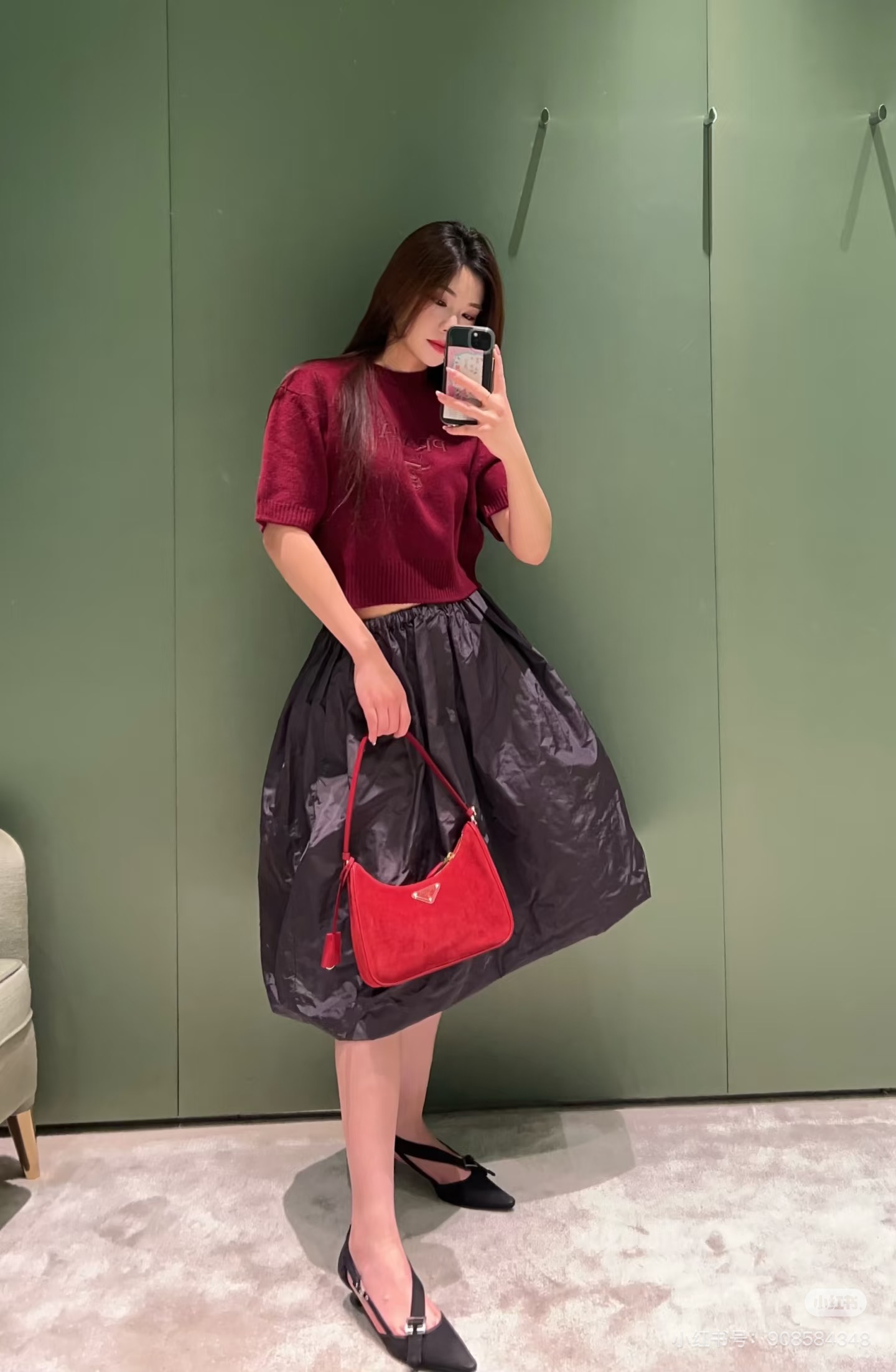 NO:710522,PRAD*2026SS Early Spring New Product Series // New Year's Limited Edition Burgundy Knitted Short-Sleeves with a noble berry wine red tone. It is a treasured item for layering in autumn and winter or wearing alone in spring and summer. Prada's classic logo dark pattern is integrated into the body, showing the luxury brand texture in a low-key manner. It is a niche and non-contrasting weapon!  ,,prada,T-shirt,19860909PRAD*2026SS早春新品系列//新年限定款酒红色针织短袖自带显贵气质的莓果酒红调,是秋冬叠穿、春夏单穿的宝藏单品,Prada经典标识暗纹融入衣身,低调中尽显奢牌质感,妥妥的小众不撞款利器！,,prada,T-shirt,,Women's clothing