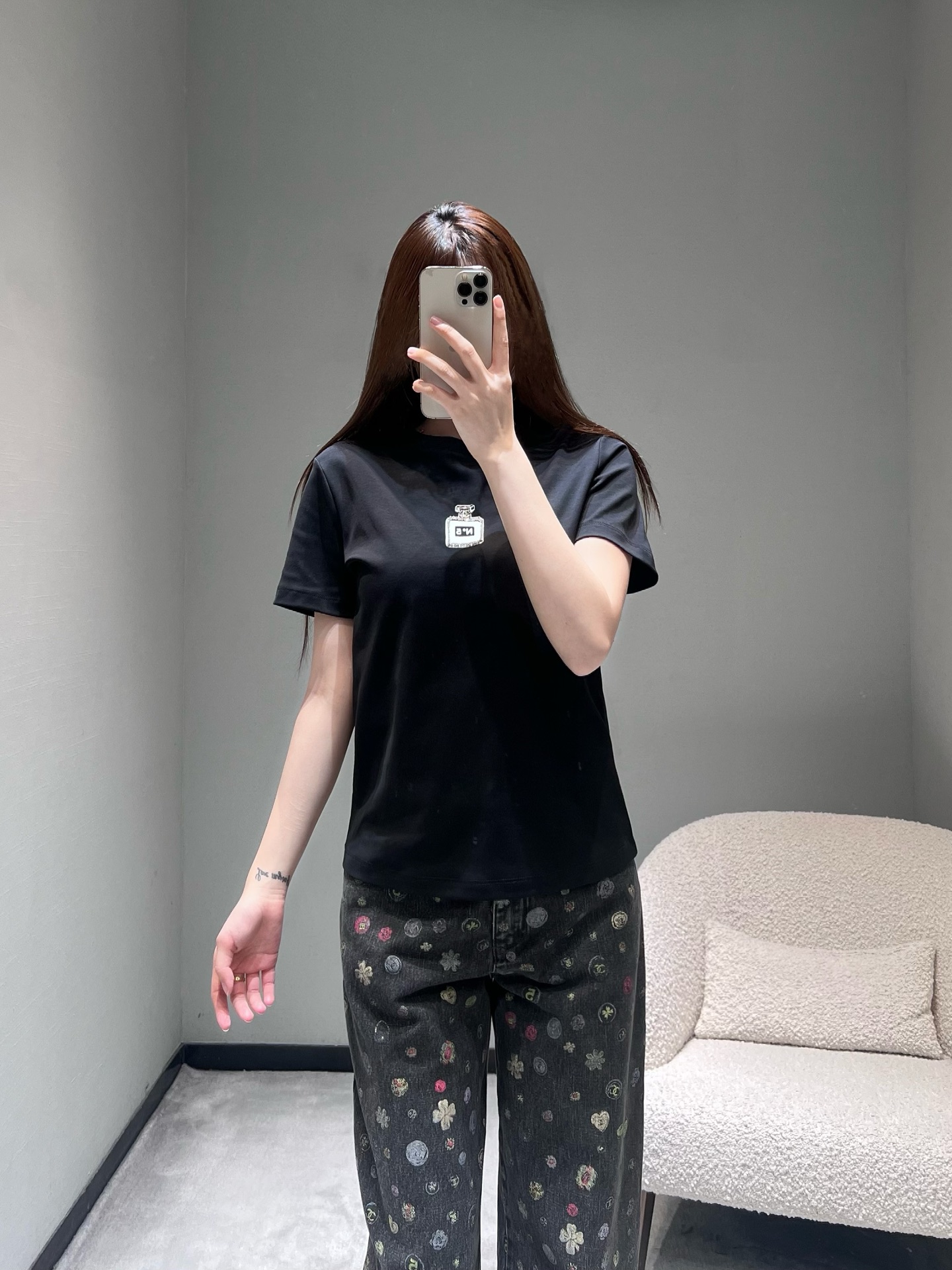 NO:713002,Chan*L 2026SS early spring new product series // Coco Miss Perfume Short-sleeved T-shirt has a classic round neck version and a perfume bottle shape print on the chest. As the main line of Xiaoxiangjia Miss Coco series, dreamy linkage, three-color classic color matching, both simple design and exquisite details. SML,,chanel,chanel,T-shirt,tees,t-shirt,19860909Chan*L 2026SS早春新品系列//coco小姐香水短袖T恤经典圆领版型,胸口处的香水瓶造型印花,作为小香家主线coco小姐一系列,梦幻联动,三色经典配色,兼具简约设计与精致细节.SML,,chanel,chanel,T-shirt,tees，t-shirt,,Women's clothing