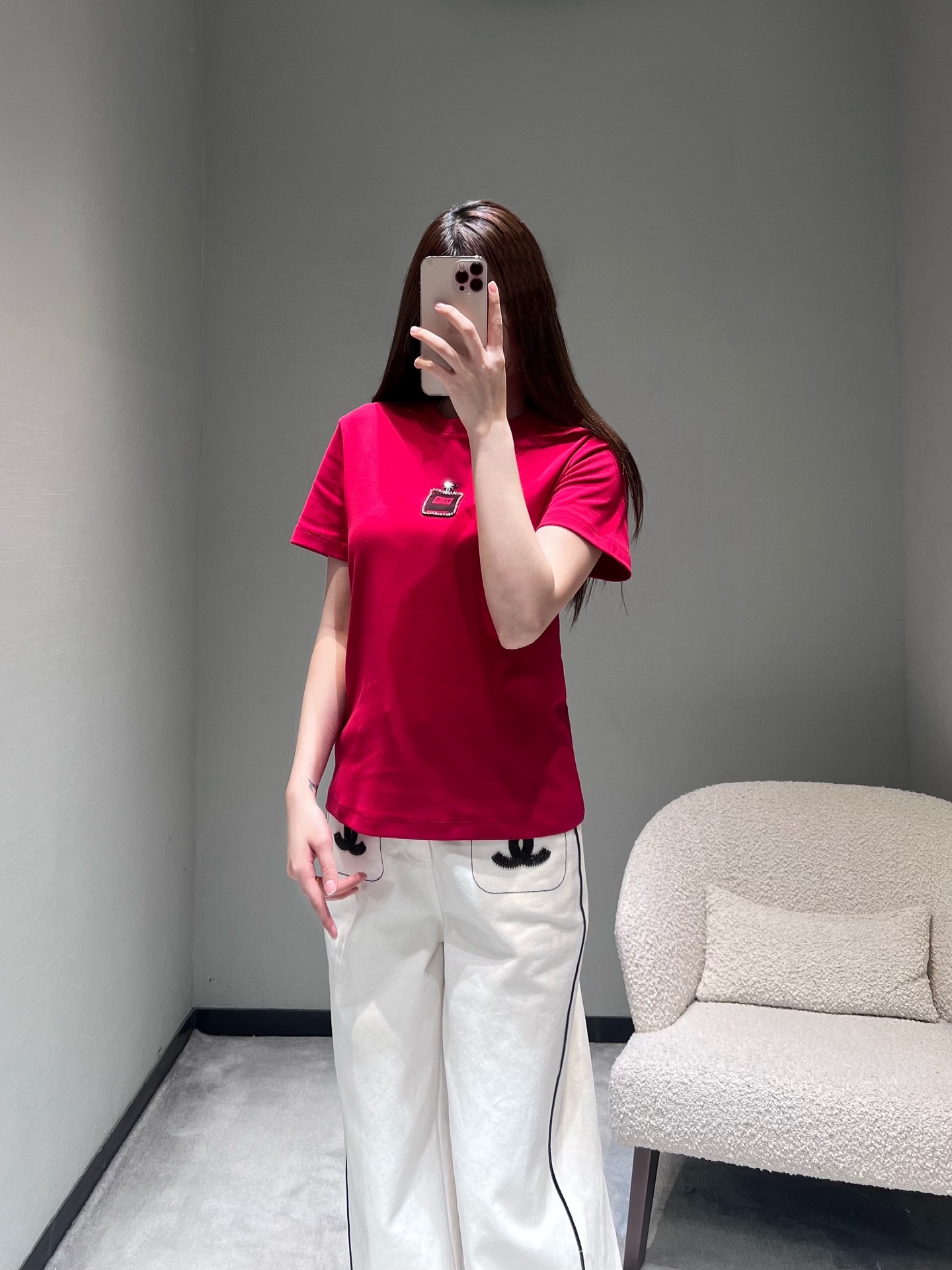 NO:712979,Chan*L 2026SS early spring new product series // Coco Miss Perfume Short-sleeved T-shirt has a classic round neck version and a perfume bottle shape print on the chest. As the main line of Xiaoxiangjia Miss Coco series, dreamy linkage, three-color classic color matching, both simple design and exquisite details. SML,,chanel,chanel,T-shirt,tees,t-shirt,19860909Chan*L 2026SS早春新品系列//coco小姐香水短袖T恤经典圆领版型,胸口处的香水瓶造型印花,作为小香家主线coco小姐一系列,梦幻联动,三色经典配色,兼具简约设计与精致细节.SML,,chanel,chanel,T-shirt,tees，t-shirt,,Women's clothing