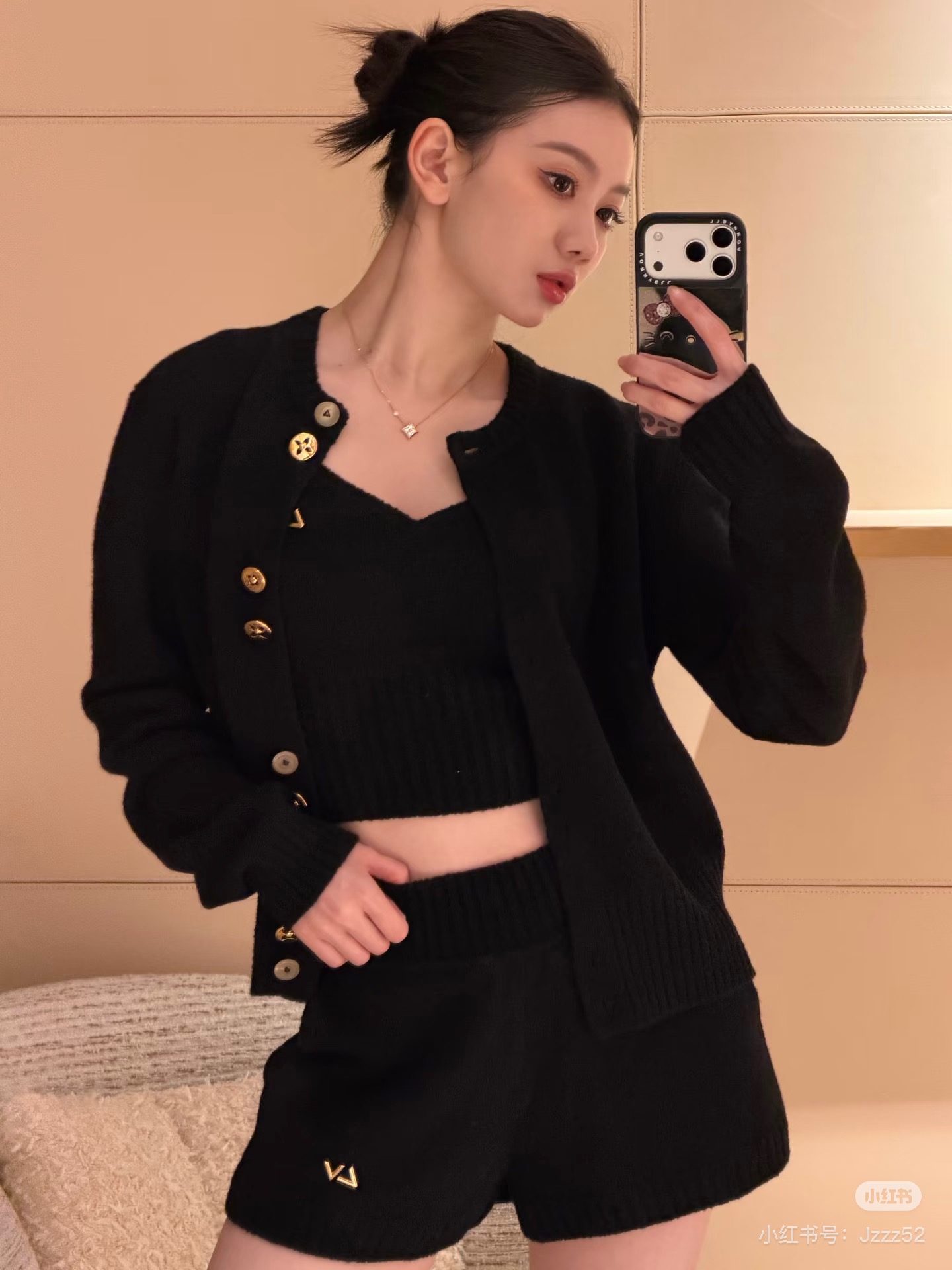 NO:712991,Louis Vit**on 2026SS limited new product series // Knitted high-waisted shorts, high-waisted design to raise the waistline, slim fit to fit the buttocks and leg lines, showing a graceful figure. The metal V-mark decoration on the side of the pants is simple and advanced. It is made of high-quality soft and waxy knitted fabric, with a delicate touch and skin-friendly, good warmth retention, and not cold when worn in autumn and winter. SML,, louis vuitton, shorts,19860909Louis Vit**on 2026SS限定新品系列//针织高腰短裤高腰设计拉高腰线,修身剪裁贴合臀部与腿部线条,展现曼妙身姿.裤身侧边的金属V字标装饰,简约又高级,采用高品质软糯针织面料,触感细腻亲肤,保暖性佳,秋冬穿着不冰凉.SML,,louis vuitton,shorts,,Women's clothing