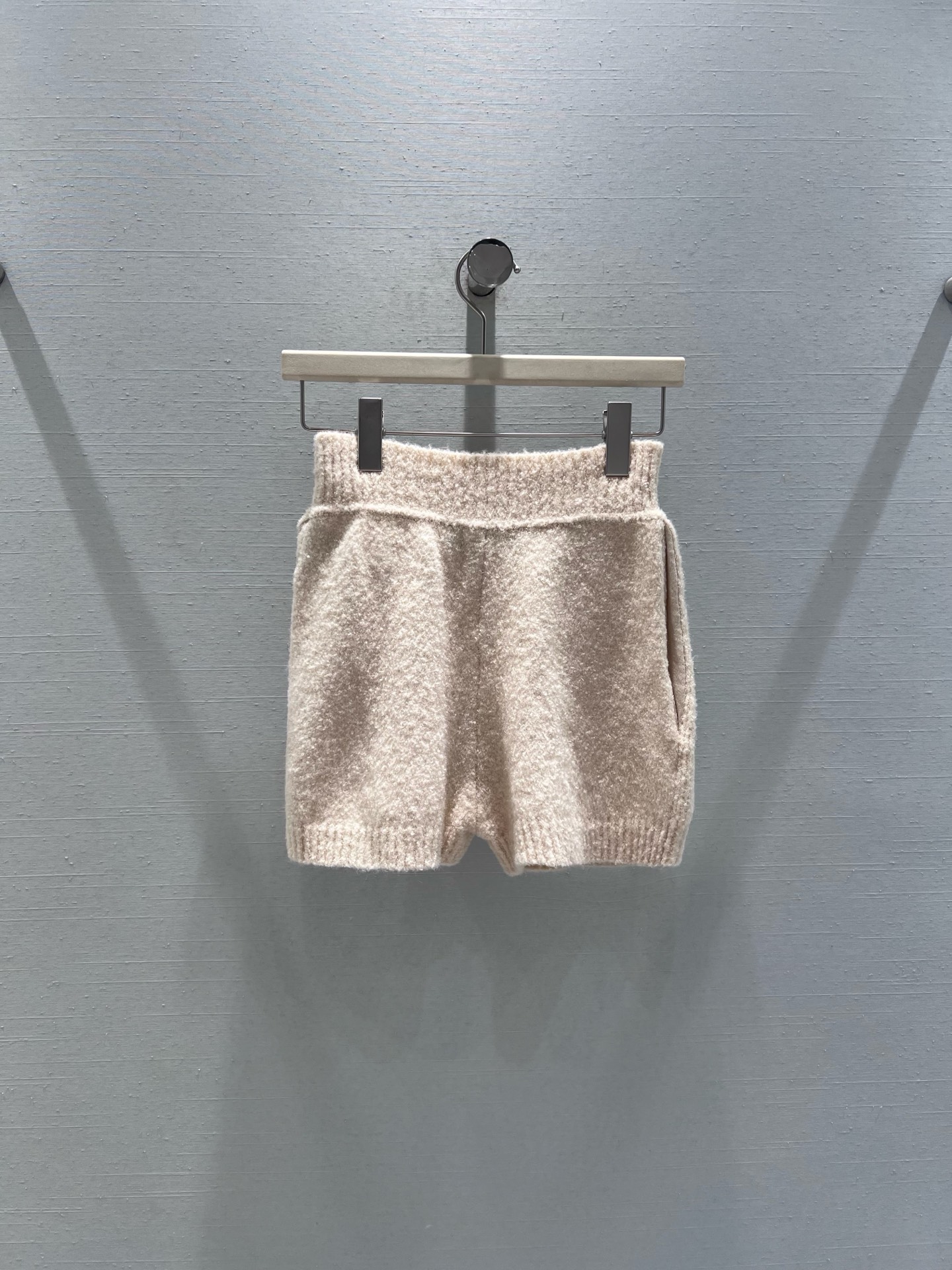 NO:712994,Support Louis Vit**on 2026SS limited new product series // Knitted high-waisted shorts, high-waisted design to raise the waistline, slim fit to fit the buttocks and leg lines, showing a graceful figure. The metal V-mark decoration on the side of the pants is simple and advanced, made of high-quality soft and waxy knitted fabric, with a delicate touch and skin-friendly, good warmth, and not cold when worn in autumn and winter. SML real shot details, louis vuitton, shorts,19860909支持换款Louis Vit**on 2026SS限定新品系列//针织高腰短裤高腰设计拉高腰线,修身剪裁贴合臀部与腿部线条,展现曼妙身姿.裤身侧边的金属V字标装饰,简约又高级,采用高品质软糯针织面料,触感细腻亲肤,保暖性佳,秋冬穿着不冰凉.SML实拍细节,,louis vuitton,shorts,,Women's clothing