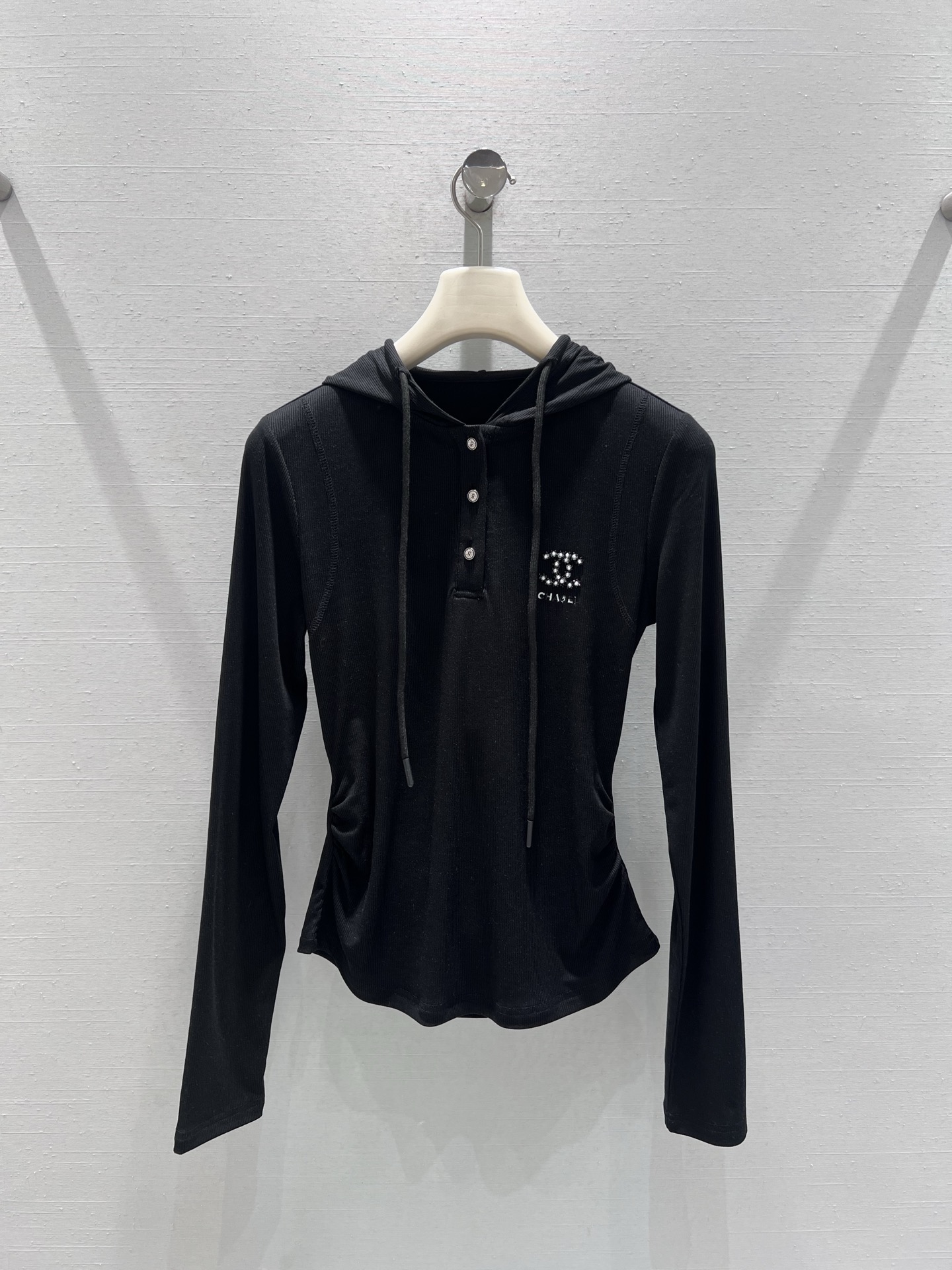 NO:712997,Support for exchange Chan*L 2026SS early spring new product series // Slim-fitting hooded long-sleeved bottoming shirt with hooded half placket design, adjustable opening and closing, adding flexibility to wear; shirring on the sides and shirring on the sides of the body, cleverly tightening the waistline. Exquisite printing embellishments, beaded embroidery logo on the chest, adding sophistication to the overall look. SML real shot details,, chanel, hats,19860909支持换款Chan*L 2026SS早春新品系列//修身连帽长袖打底衫连帽半开襟设计可调节开合度,增添穿搭灵活性；侧边抽褶收腰衣身侧边的抽褶工艺,巧妙收紧腰线.精致印花点缀,胸口订珠刺绣logo,为整体造型增添精致感.SML实拍细节,,chanel,hats,,Women's clothing