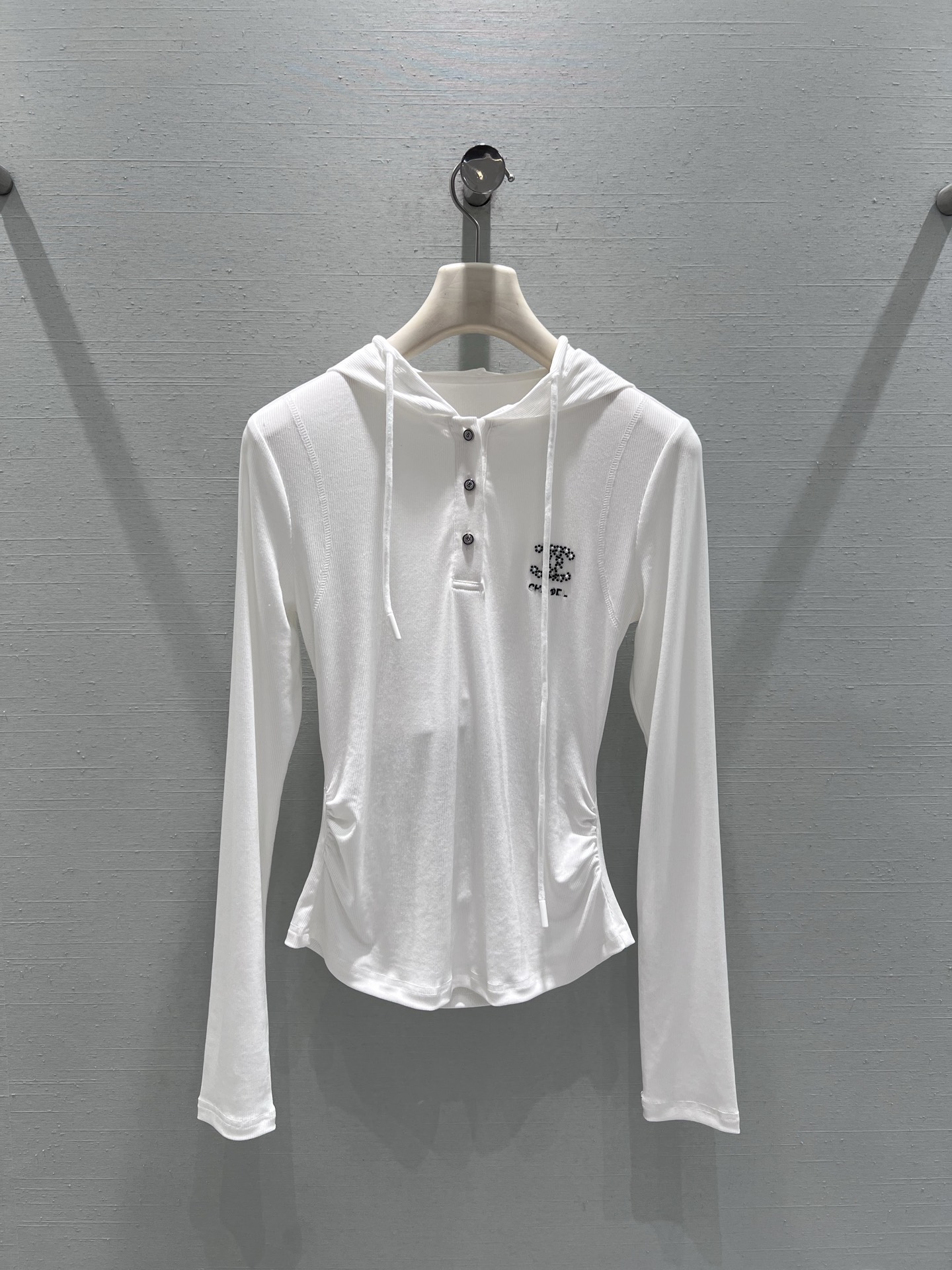 NO:713003,Support for exchange Chan*L 2026SS early spring new product series // Slim-fitting hooded long-sleeved bottoming shirt with hooded half placket design, adjustable opening and closing, adding flexibility to wear; shirring on the sides and shirring on the sides of the body, cleverly tightening the waistline. Exquisite printing embellishments, beaded embroidery logo on the chest, adding sophistication to the overall look. SML real shot details,, chanel, hats,19860909支持换款Chan*L 2026SS早春新品系列//修身连帽长袖打底衫连帽半开襟设计可调节开合度,增添穿搭灵活性；侧边抽褶收腰衣身侧边的抽褶工艺,巧妙收紧腰线.精致印花点缀,胸口订珠刺绣logo,为整体造型增添精致感.SML实拍细节,,chanel,hats,,Women's clothing