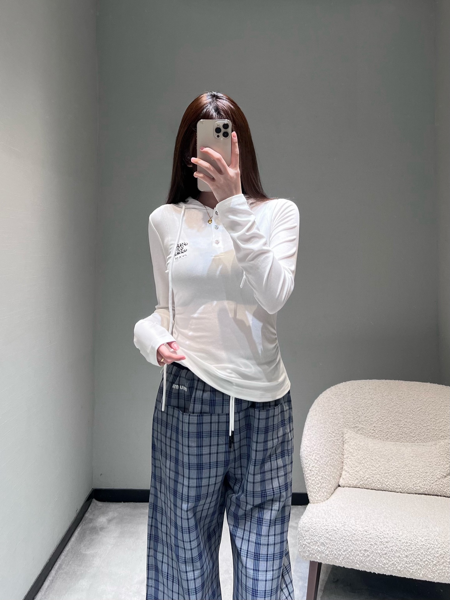 NO:713004,Chan*L 2026SS Early Spring New Product Series // Slim-fitting hooded long-sleeved bottoming shirt with hooded half placket design, adjustable opening and closing, adding flexibility to wear; shirring on the sides and shirring on the sides of the body, cleverly tightening the waistline. Exquisite printing embellishments, beaded embroidery logo on the chest, adding sophistication to the overall look. SML real shot details,, chanel, hats,19860909Chan*L 2026SS早春新品系列//修身连帽长袖打底衫连帽半开襟设计可调节开合度,增添穿搭灵活性；侧边抽褶收腰衣身侧边的抽褶工艺,巧妙收紧腰线.精致印花点缀,胸口订珠刺绣logo,为整体造型增添精致感.SML实拍细节,,chanel,hats,,Women's clothing