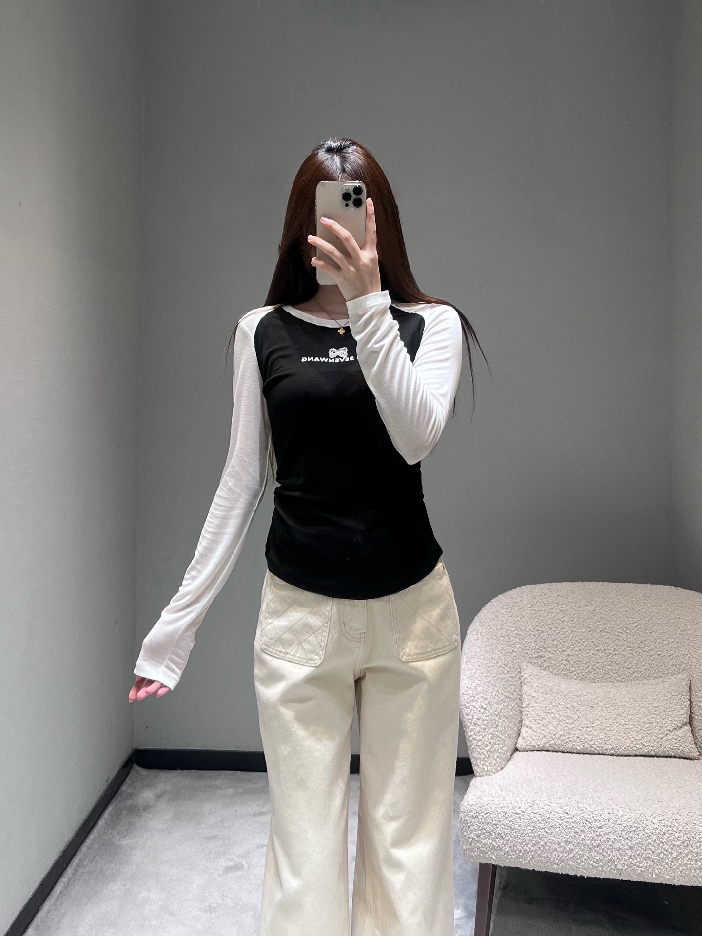 NO:713437,2026SS Early Spring New Product Series // Contrasting color raglan long-sleeved T-shirt adopts classic raglan sleeve cut, visually weakening the shoulder width. The sleeve shape fits the arm line, not tight and looks more neat. The sides are cleverly designed with pleats to naturally narrow the waist. The chest is printed with a simple pattern of letters, and the embroidered logo is embellished to enhance the sense of detail. SML,, tees, t-shirt,198609092026SS早春新品系列//撞色插肩长袖T恤采用经典插肩袖剪裁,视觉上弱化肩宽.袖型贴合手臂线条,不紧绷更显利落.侧边巧妙做了褶皱设计,能自然收腰.胸口处印有字母简约图案,刺绣logo点缀提升细节感.SML,,tees，t-shirt,,Women's clothing