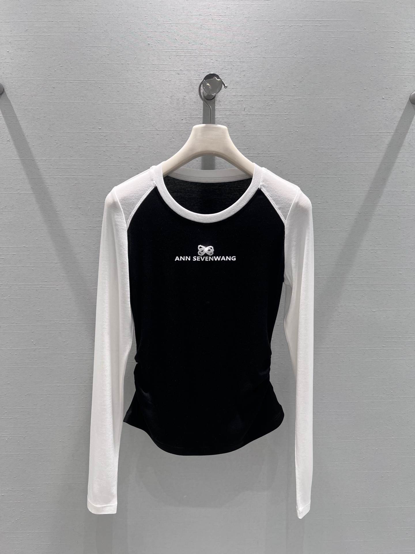 NO:713435,Support exchange of 2026SS early spring new product series //Contrast color raglan long-sleeved T-shirt adopts classic raglan sleeve cut, visually weakening the shoulder width. The sleeve shape fits the arm line, not tight and more neat. The sides are cleverly designed with pleats, which can naturally tighten the waist. The chest is printed with a simple pattern of letters, and the embroidered logo is embellished to enhance the sense of detail. SML real shot details, tees, t-shirt,19860909支持换款2026SS早春新品系列//撞色插肩长袖T恤采用经典插肩袖剪裁,视觉上弱化肩宽.袖型贴合手臂线条,不紧绷更显利落.侧边巧妙做了褶皱设计,能自然收腰.胸口处印有字母简约图案,刺绣logo点缀提升细节感.SML实拍细节,,tees，t-shirt,,Women's clothing