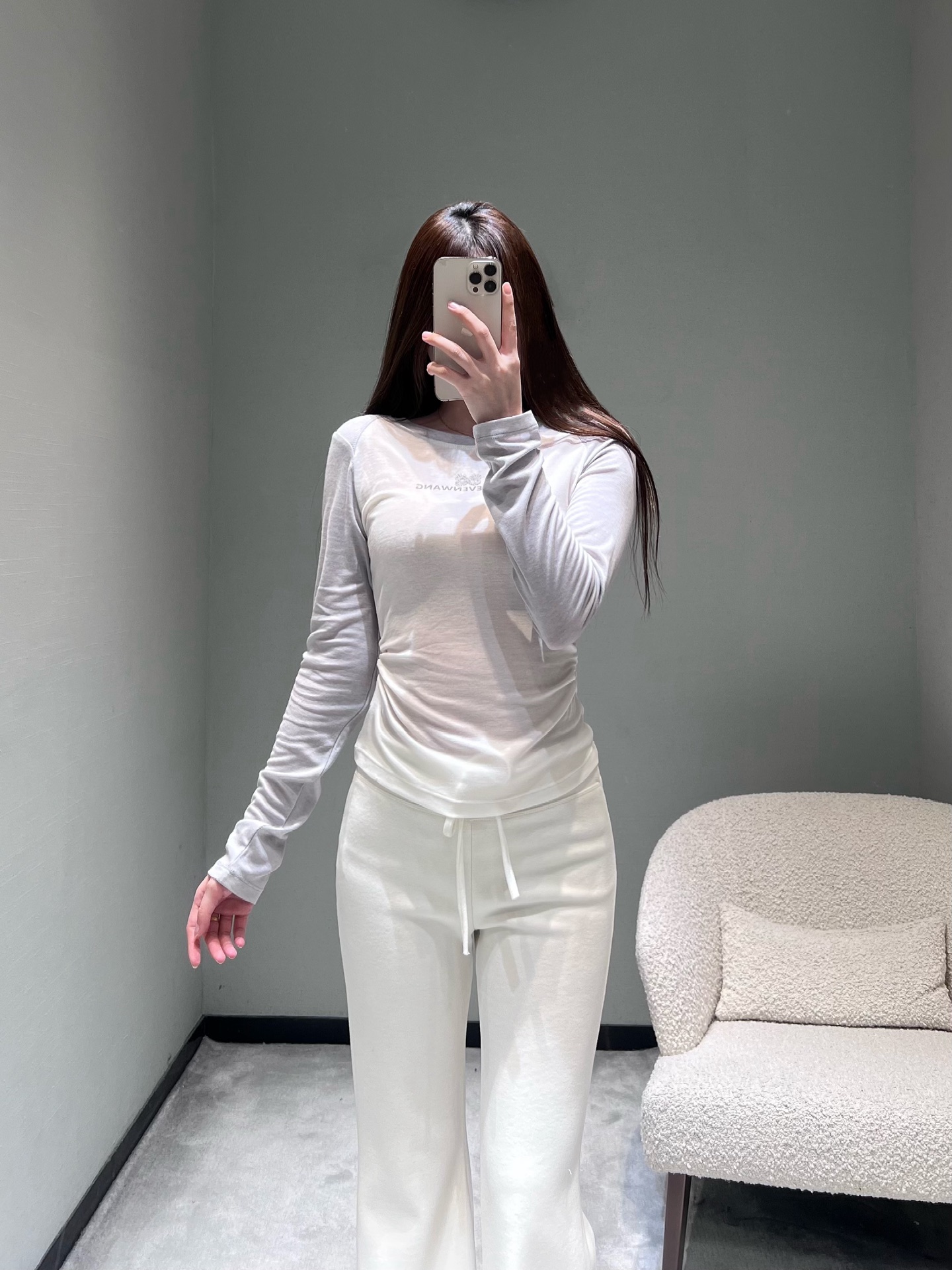 NO:713441,2026SS Early Spring New Product Series // Contrasting color raglan long-sleeved T-shirt adopts classic raglan sleeve cut, visually weakening the shoulder width. The sleeve shape fits the arm line, not tight and looks more neat. The sides are cleverly designed with pleats to naturally narrow the waist. The chest is printed with a simple pattern of letters, and the embroidered logo is embellished to enhance the sense of detail. SML,, tees, t-shirt,198609092026SS早春新品系列//撞色插肩长袖T恤采用经典插肩袖剪裁,视觉上弱化肩宽.袖型贴合手臂线条,不紧绷更显利落.侧边巧妙做了褶皱设计,能自然收腰.胸口处印有字母简约图案,刺绣logo点缀提升细节感.SML,,tees，t-shirt,,Women's clothing