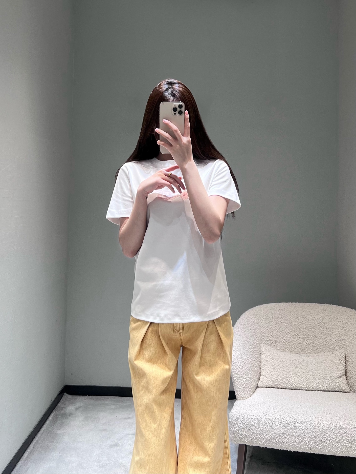 NO:713447,Chan*L 2026SS Early Spring New Product Series // The three-dimensional camellia short-sleeved T-shirt uses exquisite letter embroidery design on the chest, with camellia decorative details, the embroidery lines are full and three-dimensional, and the colors are contrasting. It adopts a loose and moderate straight version, and the dropped shoulder sleeve design weakens the shoulder line and adds a casual and casual atmosphere. SML,,chanel,T-shirt,tees,t-shirt,19860909Chan*L 2026SS早春新品系列//立体山茶花短袖T恤胸口处采用精致的字母刺绣设计,搭配山茶花装饰细节,刺绣线条饱满立体,色彩对比鲜明.采用宽松适度的直筒版型,落肩袖设计弱化肩线,增添休闲随性的氛围.SML,,chanel,T-shirt,tees，t-shirt,,Women's clothing