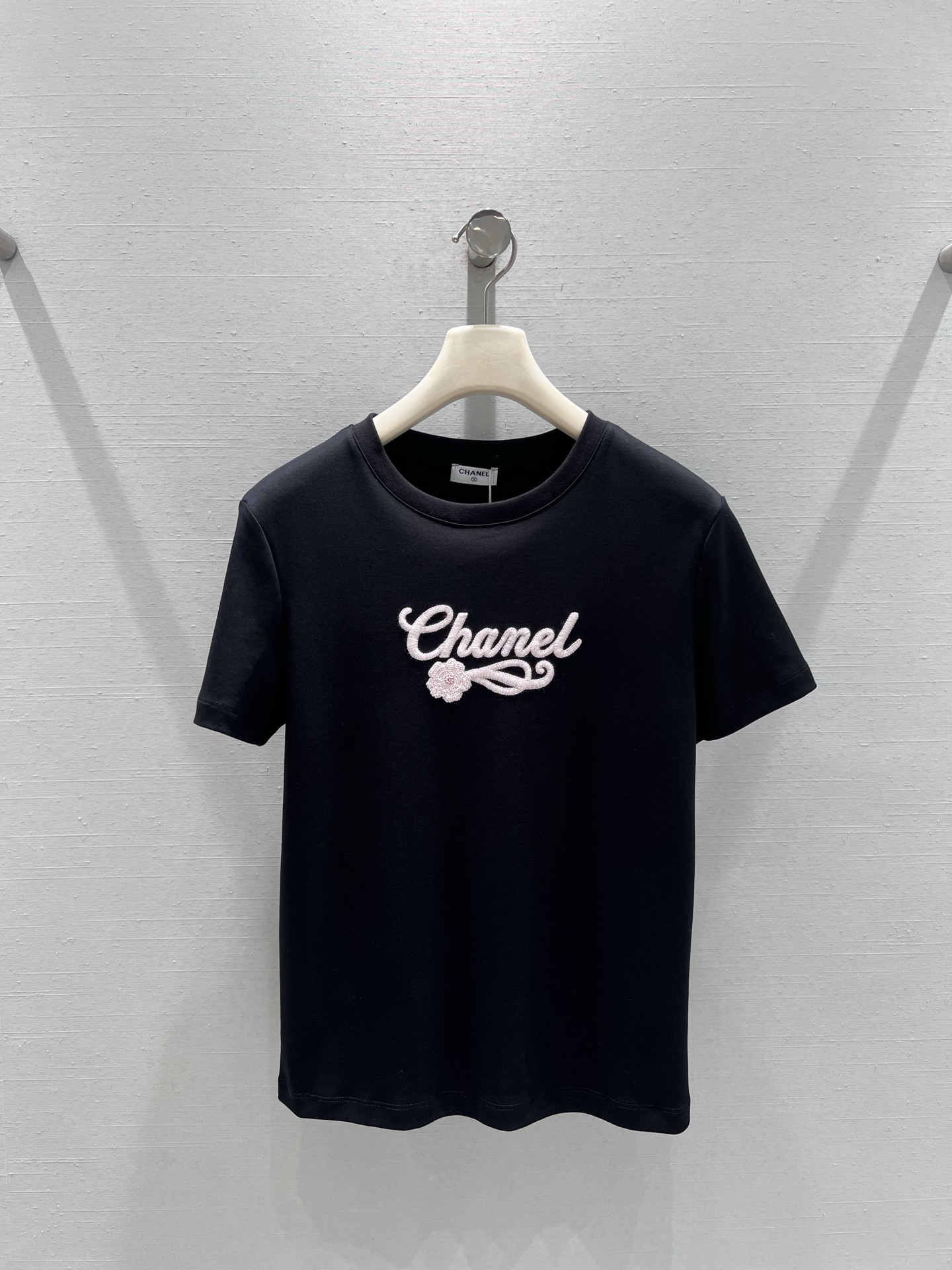 NO:713450,Support exchange Chan*L 2026SS early spring new product series // The three-dimensional camellia short-sleeved T-shirt uses exquisite letter embroidery design on the chest, with camellia decorative details, the embroidery lines are full and three-dimensional, and the colors are contrasting. It adopts a loose and moderate straight version, and the dropped shoulder sleeve design weakens the shoulder line and adds a casual atmosphere. SML real shot details, chanel, T-shirt, tees, t-shirt,19860909支持换款Chan*L 2026SS早春新品系列//立体山茶花短袖T恤胸口处采用精致的字母刺绣设计,搭配山茶花装饰细节,刺绣线条饱满立体,色彩对比鲜明.采用宽松适度的直筒版型,落肩袖设计弱化肩线,增添休闲随性的氛围.SML实拍细节,,chanel,T-shirt,tees，t-shirt,,Women's clothing