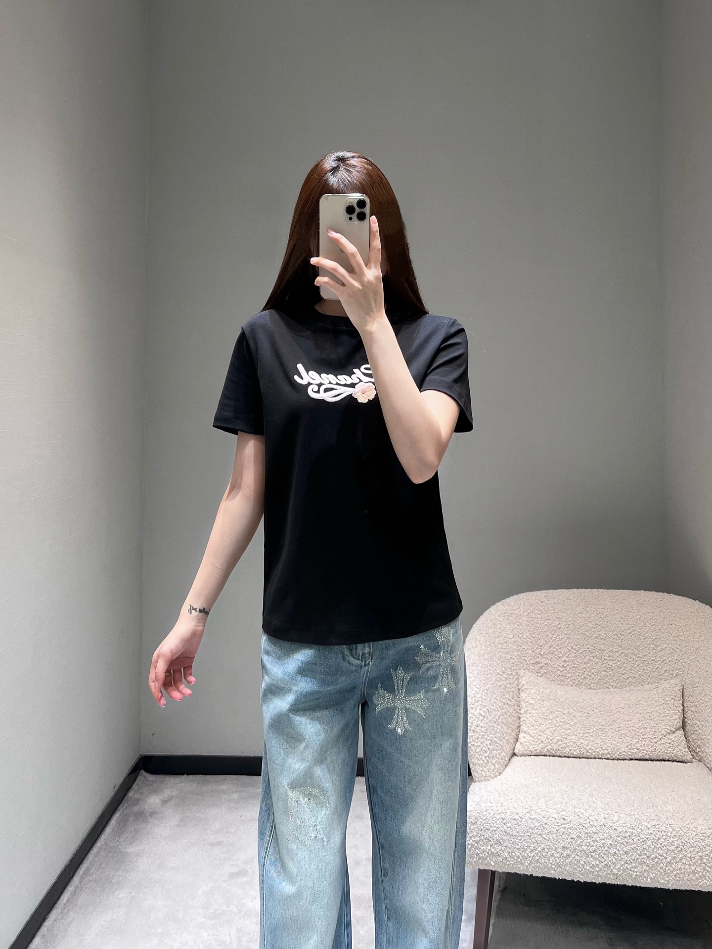 NO:713453,Chan*L 2026SS Early Spring New Product Series // The three-dimensional camellia short-sleeved T-shirt uses exquisite letter embroidery design on the chest, with camellia decorative details, the embroidery lines are full and three-dimensional, and the colors are contrasting. It adopts a loose and moderate straight version, and the dropped shoulder sleeve design weakens the shoulder line and adds a casual and casual atmosphere. SML,,chanel,T-shirt,tees,t-shirt,19860909Chan*L 2026SS早春新品系列//立体山茶花短袖T恤胸口处采用精致的字母刺绣设计,搭配山茶花装饰细节,刺绣线条饱满立体,色彩对比鲜明.采用宽松适度的直筒版型,落肩袖设计弱化肩线,增添休闲随性的氛围.SML,,chanel,T-shirt,tees，t-shirt,,Women's clothing