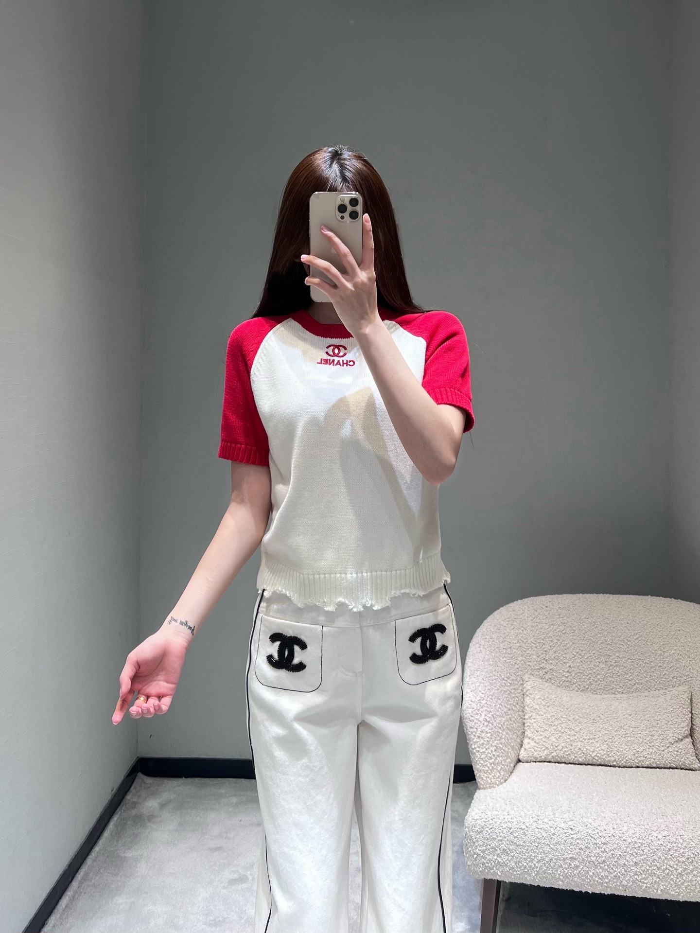 NO:713459,Chan*L 2026SS Early Spring New Product Series // The simple logo embroidery on the chest of the contrasting raglan short-sleeved sweater is finely crafted, with clear and three-dimensional lines, and small areas of embellishment enhance the texture of the details. The hem of the body is designed with raw edges, which neutralizes the exquisiteness of the knitted fabric, making the overall shape more layered and design-like. SML,,chanel,T-shirt,19860909Chan*L 2026SS早春新品系列//撞色插肩短袖针织衫胸口处的简约logo刺绣做工精细,线条清晰立体,小面积点缀提升细节质感.衣身下摆采用毛边设计,中和了针织面料的精致感,让整体造型更具层次感与设计感.SML,,chanel,T-shirt,,Women's clothing