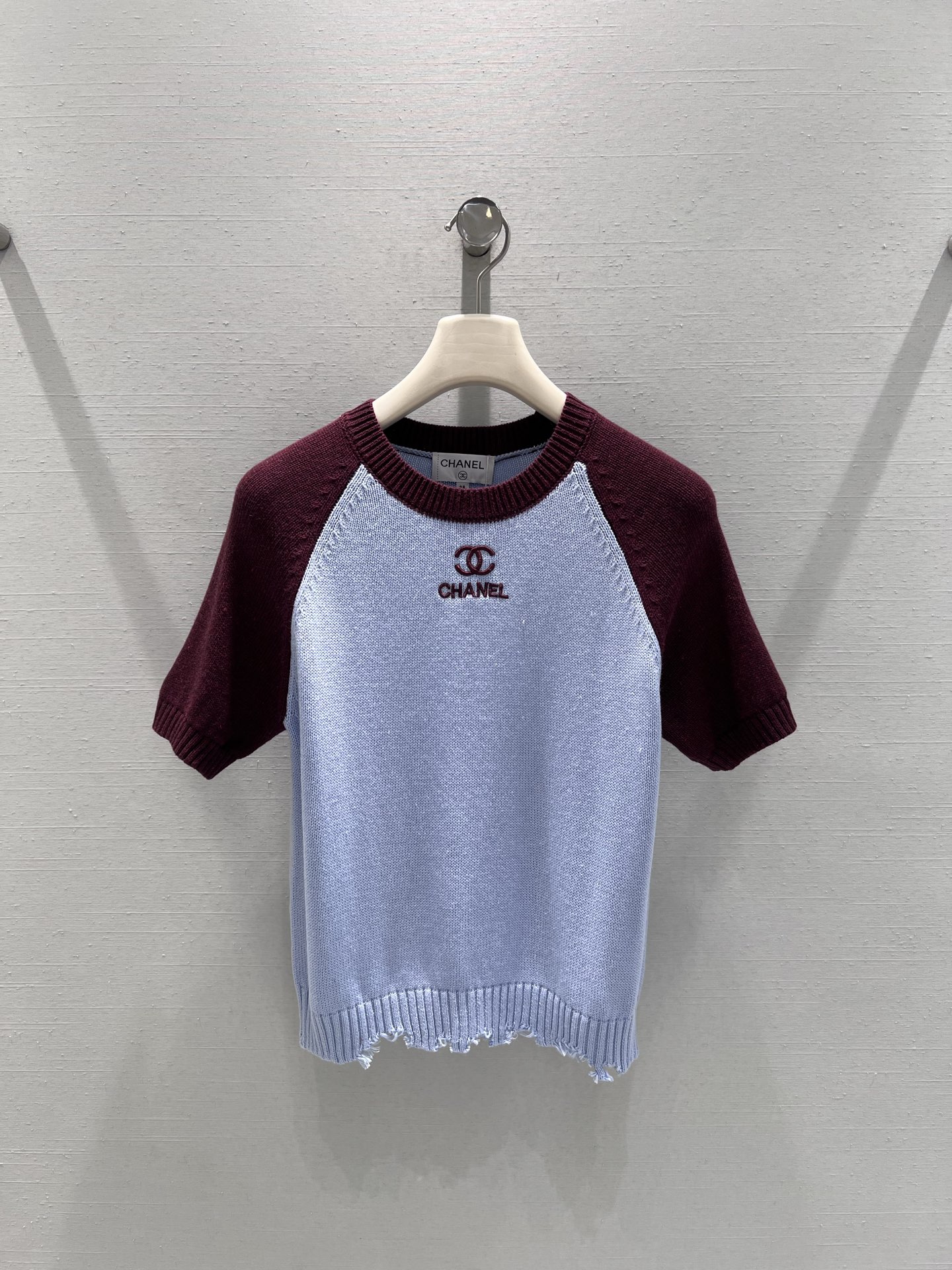 NO:713462,Support exchange Chan*L 2026SS early spring new product series // The simple logo embroidery on the chest of the contrasting raglan short-sleeved sweater is finely crafted, with clear and three-dimensional lines, and small areas of embellishment enhance the texture of the details. The hem of the body is designed with raw edges, which neutralizes the exquisiteness of the knitted fabric, making the overall look more layered and design-like. SML real shot details, chanel, T-shirt,19860909支持换款Chan*L 2026SS早春新品系列//撞色插肩短袖针织衫胸口处的简约logo刺绣做工精细,线条清晰立体,小面积点缀提升细节质感.衣身下摆采用毛边设计,中和了针织面料的精致感,让整体造型更具层次感与设计感.SML实拍细节,,chanel,T-shirt,,Women's clothing