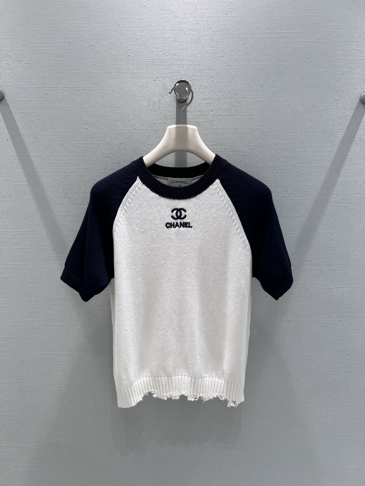 NO:713439,Support exchange Chan*L 2026SS early spring new product series // The simple logo embroidery on the chest of the contrasting raglan short-sleeved sweater is finely crafted, with clear and three-dimensional lines, and small areas of embellishment enhance the texture of the details. The hem of the body is designed with raw edges, which neutralizes the exquisiteness of the knitted fabric, making the overall look more layered and design-like. SML real shot details, chanel, T-shirt,19860909支持换款Chan*L 2026SS早春新品系列//撞色插肩短袖针织衫胸口处的简约logo刺绣做工精细,线条清晰立体,小面积点缀提升细节质感.衣身下摆采用毛边设计,中和了针织面料的精致感,让整体造型更具层次感与设计感.SML实拍细节,,chanel,T-shirt,,Women's clothing