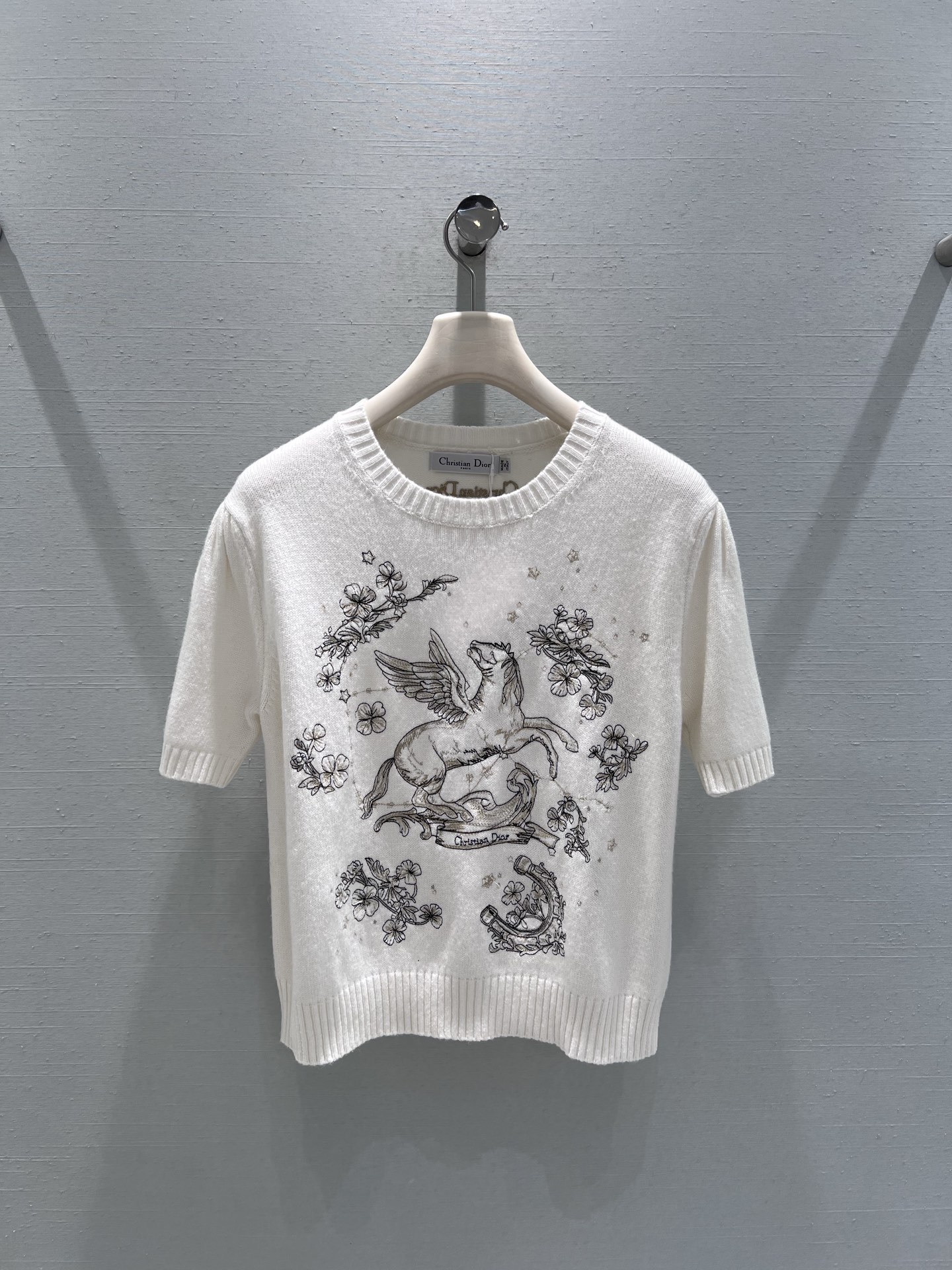 NO:713445,Support exchange DIO*26SS early spring new product series // Pegasus printed knitted short-sleeved hand-painted style Pegasus flower ring print, the pattern lines are delicate and rich in layers, the Pegasus element has a romantic and light luxury atmosphere with delicate knitted fabrics, with both artistic sense and high-end texture, it is easy to create an elegant and fashionable look ~ SML real shot details, dior, T-shirt,19860909支持换款DIO*26SS早春新品系列//飞马印花针织短袖手绘风格的飞马花卉环形印花,图案线条细腻、层次丰富,飞马元素自带浪漫与轻奢氛围搭配细腻的针织面料,兼具艺术感与高级质感,轻松打造优雅又时髦的造型～SML实拍细节,,dior,T-shirt,,Women's clothing