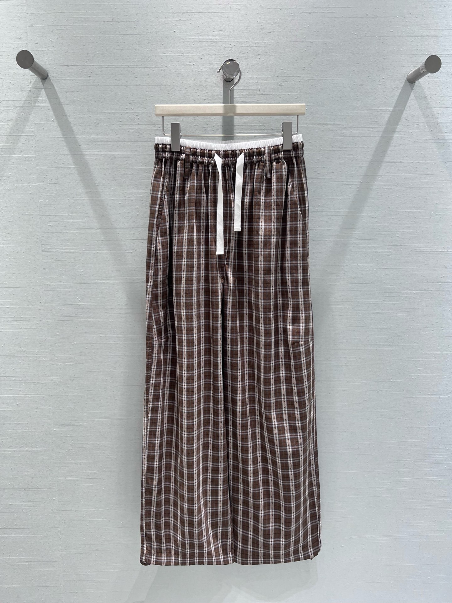 NO:713451,Supports replacement of 2026 SS early spring new product series // Retro plaid casual wide-leg pants Lu Yuxiao’s same classic plaid element has its own retro accent, no matter how you choose to wear it. The loose wide-leg tailoring is very tolerant to the body, making you taller and slimmer. The waist is designed with an elastic band + drawstring combination, which can be freely adjusted to fit different body shapes. SML real shot details,,19860909支持换款2026SS早春新品系列//复古格纹休闲阔腿裤卢昱晓同款经典格纹元素自带复古腔调,不挑穿搭风格.宽松阔腿剪裁对身材包容性极强显高显瘦.腰部采用松紧带+抽绳组合设计,可自由调节腰围,贴合不同身形.SML实拍细节,,,Women's clothing