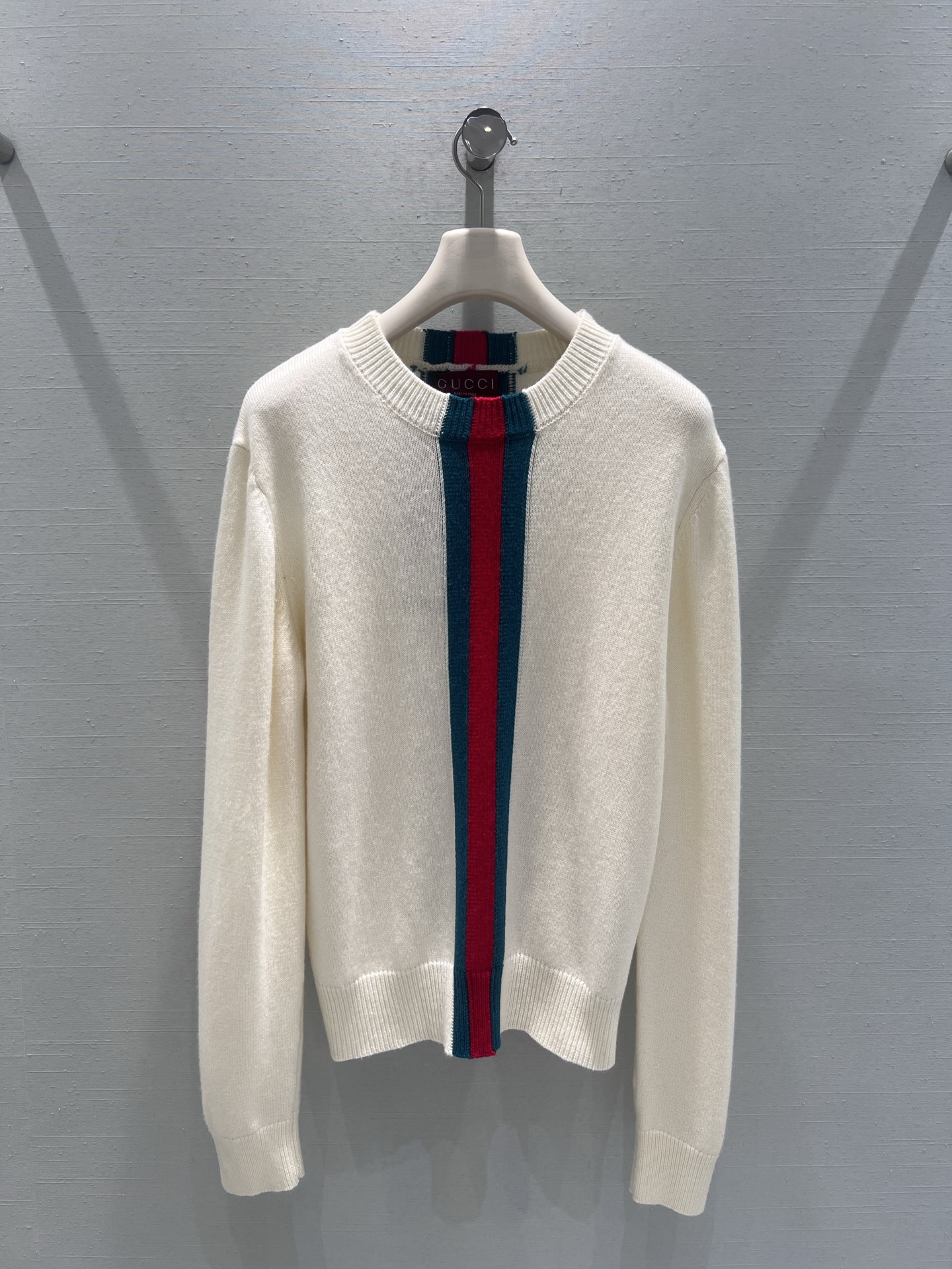 NO:713457,Support Guc*i26SS early spring new product series // Contrast color striped knitted sweater with yellow and green ribbon is a super classic signature style of the GG family, breaking the monotony of solid color sweaters, visually elongating the proportion, making it slimmer. Classic round neck tailoring; ribbed edges at the collar, good elasticity and not easy to loosen. SML real shot details,, gucci, gucci, sweaters,19860909支持换款Guc*i26SS早春新品系列//撞色条纹针织毛衣黄绿织带作为GG家超经典标志款式,打破纯色针织衫的单调感,视觉上拉长比例,更加显瘦.经典圆领剪裁；领口罗纹收边,弹性好且不易松垮.SML实拍细节,,gucci,gucci,sweaters,,Women's clothing