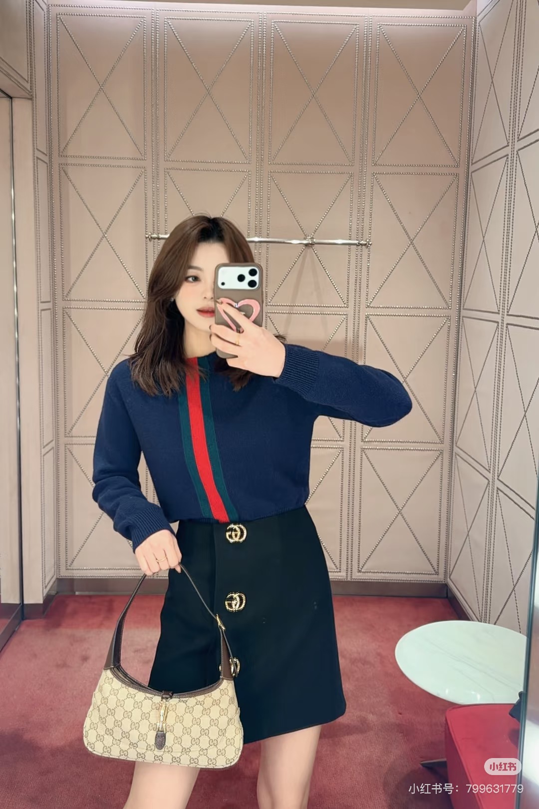 NO:713466,Guc*i26SS early spring new product series // Contrast color striped knitted sweater with yellow and green ribbon, as a super classic signature style of GG, breaks the monotony of solid color sweaters, visually elongates the proportion and makes you look slimmer. Classic round neck tailoring; ribbed edges at the neck, good elasticity and not easy to loosen. SML,, gucci, gucci, sweaters,19860909Guc*i26SS早春新品系列//撞色条纹针织毛衣黄绿织带作为GG家超经典标志款式,打破纯色针织衫的单调感,视觉上拉长比例,更加显瘦.经典圆领剪裁；领口罗纹收边,弹性好且不易松垮.SML,,gucci,gucci,sweaters,,Women's clothing