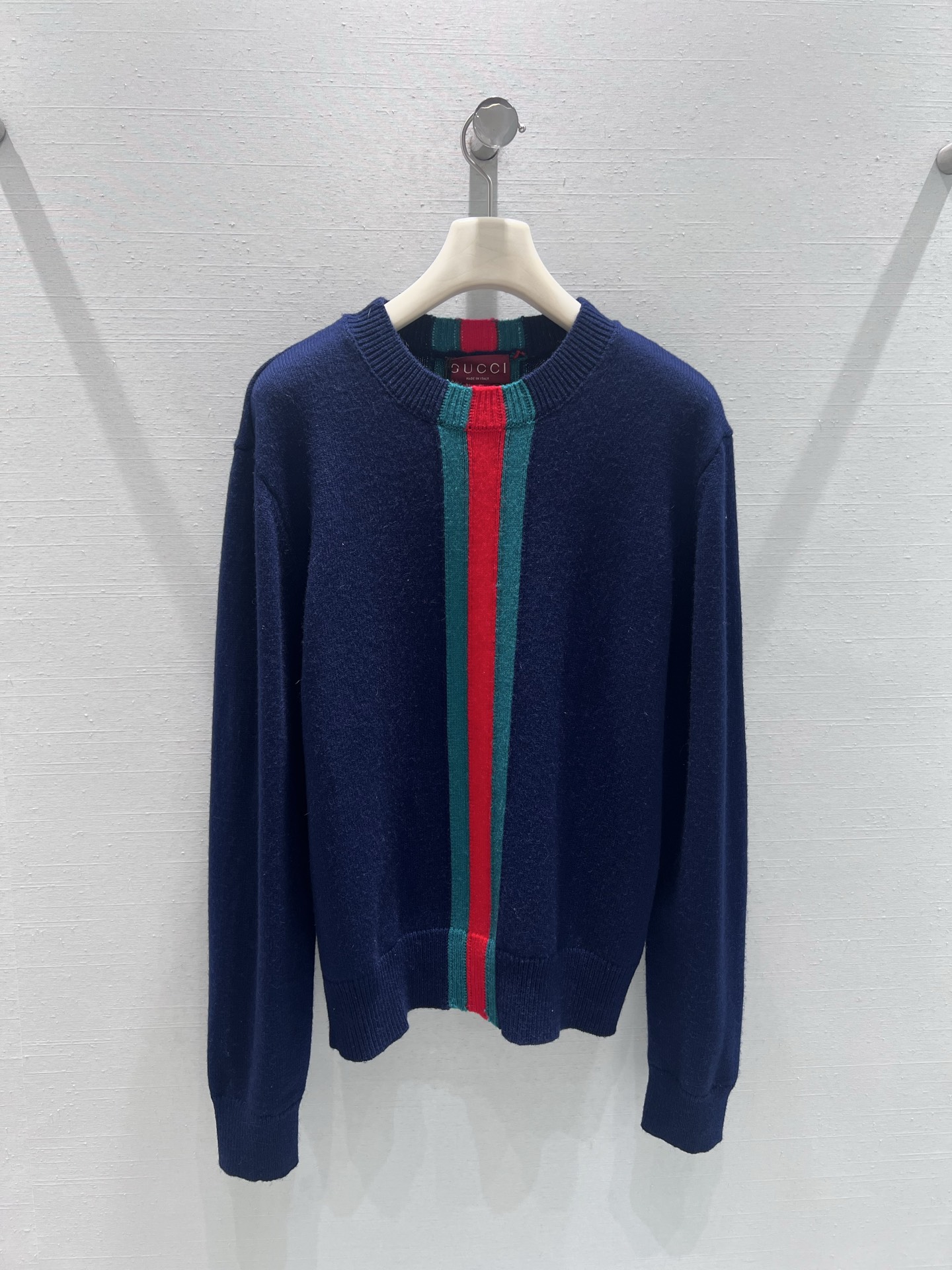 NO:713463,Support Guc*i26SS early spring new product series // Contrast color striped knitted sweater with yellow and green ribbon is a super classic signature style of the GG family, breaking the monotony of solid color sweaters, visually elongating the proportion, making it slimmer. Classic round neck tailoring; ribbed edges at the collar, good elasticity and not easy to loosen. SML real shot details,, gucci, gucci, sweaters,19860909支持换款Guc*i26SS早春新品系列//撞色条纹针织毛衣黄绿织带作为GG家超经典标志款式,打破纯色针织衫的单调感,视觉上拉长比例,更加显瘦.经典圆领剪裁；领口罗纹收边,弹性好且不易松垮.SML实拍细节,,gucci,gucci,sweaters,,Women's clothing