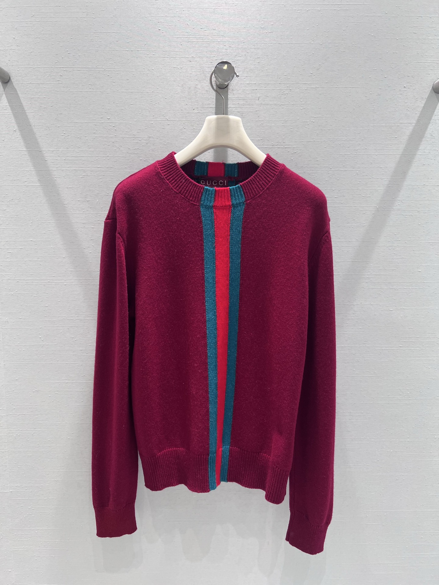 NO:713440,Support Guc*i26SS early spring new product series // Contrast color striped knitted sweater with yellow and green ribbon is a super classic signature style of the GG family, breaking the monotony of solid color sweaters, visually elongating the proportion, making it slimmer. Classic round neck tailoring; ribbed edges at the collar, good elasticity and not easy to loosen. SML real shot details,, gucci, gucci, sweaters,19860909支持换款Guc*i26SS早春新品系列//撞色条纹针织毛衣黄绿织带作为GG家超经典标志款式,打破纯色针织衫的单调感,视觉上拉长比例,更加显瘦.经典圆领剪裁；领口罗纹收边,弹性好且不易松垮.SML实拍细节,,gucci,gucci,sweaters,,Women's clothing