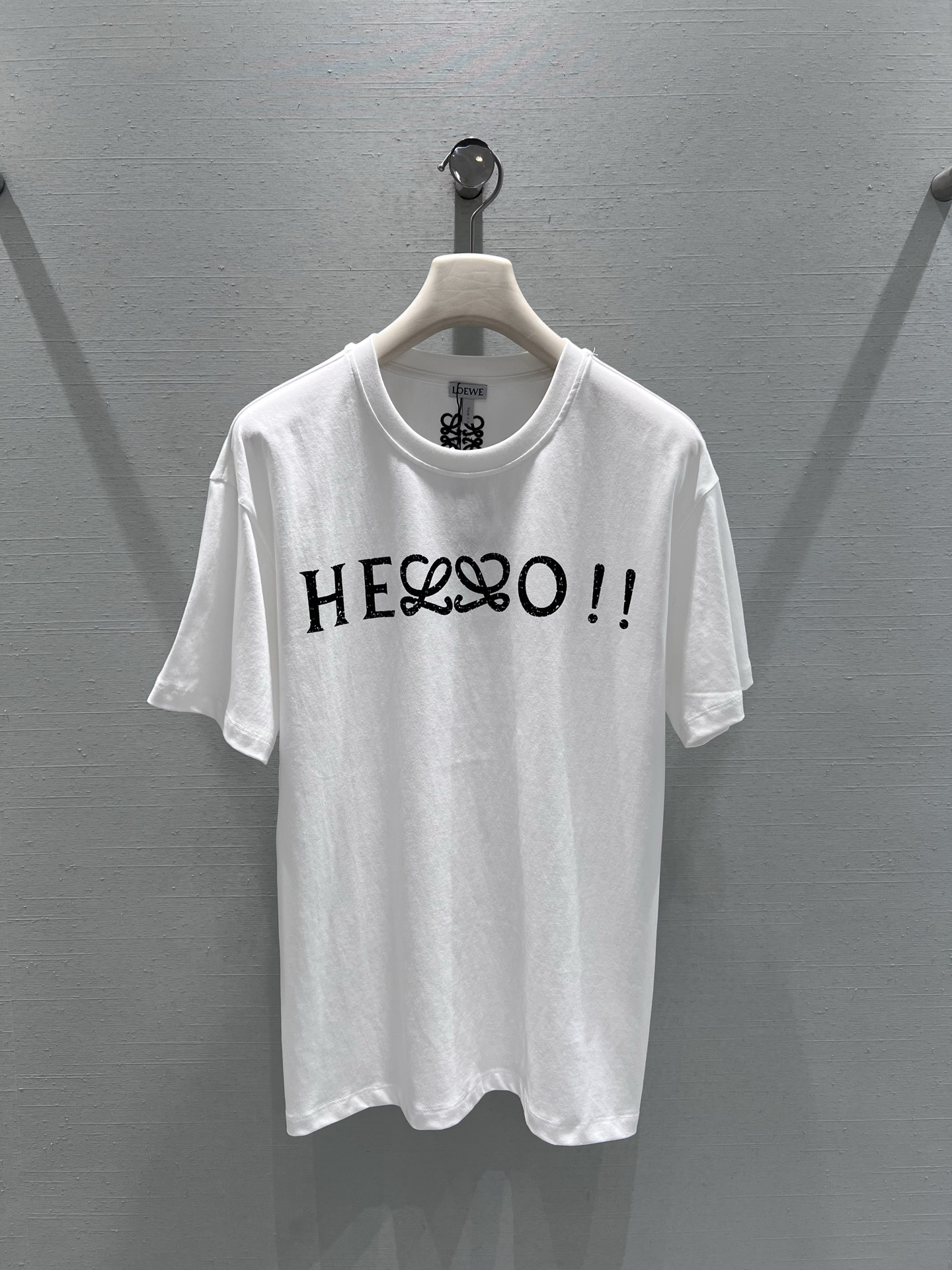 NO:713774,Support exchange of LOEW*2026SS early spring new product series // Letter short-sleeved T-shirt with classic logo printed pattern on the chest, burnt flower process to show super texture, high-count combed cotton fabric, with both soft and skin-friendly touch and crisp fit, excellent breathability and sweat absorption. SML real shot details,, loewe, T-shirt, tees, t-shirt,19860909支持换款LOEW*2026SS早春新品系列//字母短袖T恤胸前字母经典logo印花图案,烧花工艺超显质感,高支精梳棉面料,兼具柔软亲肤的触感与挺括的版型度,透气吸汗性优异.SML实拍细节,,loewe,T-shirt,tees，t-shirt,,Women's clothing