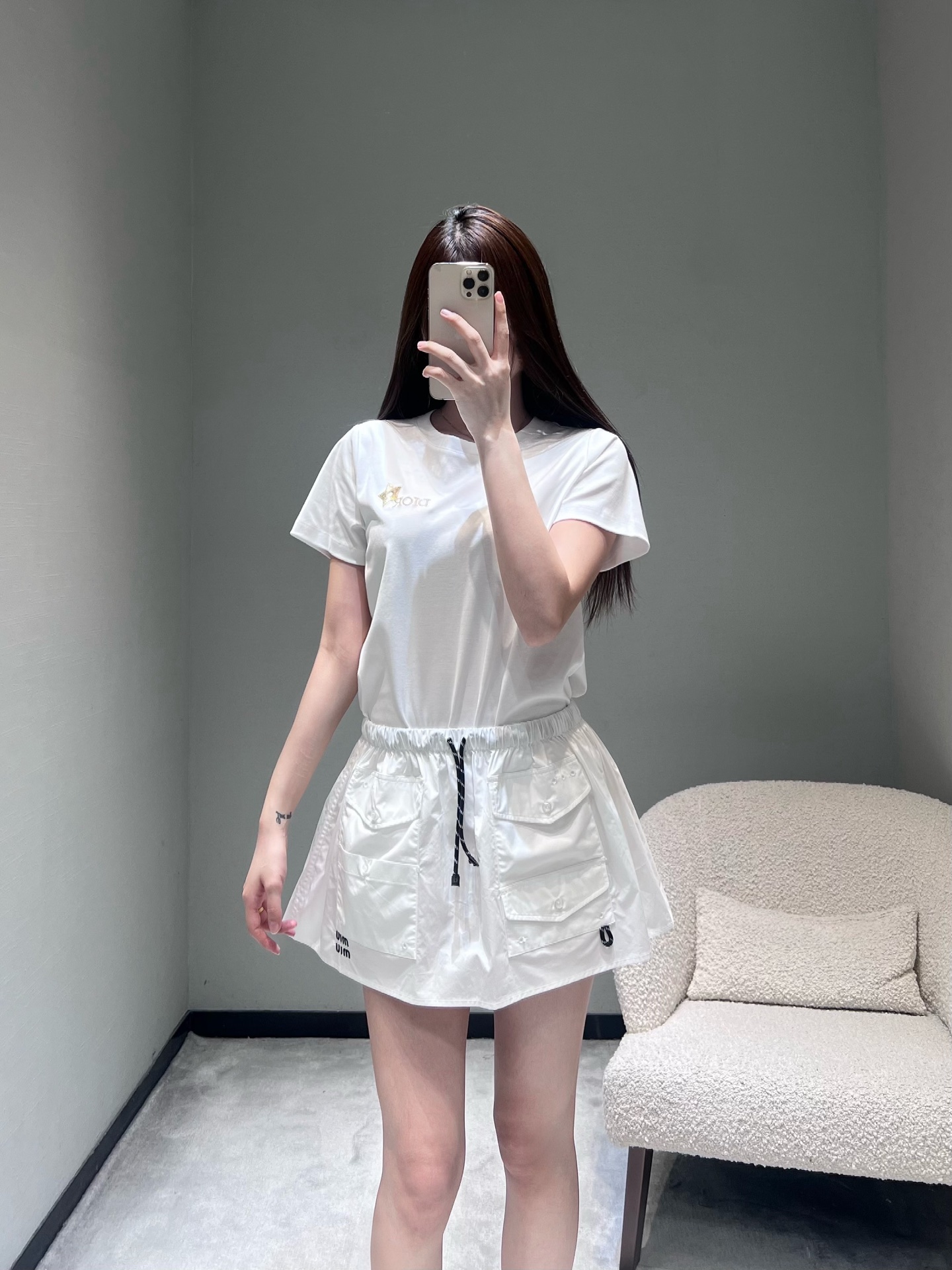 NO:713768,DIO*26SS early spring new product series //CD star embroidery short-sleeved T-shirt. Decorated with letter logo and metallic star embroidery pattern on the chest. Classic round neck cut, which fits the neck line and does not highlight the face shape; minimalist design with exquisite details, perfectly combining light luxury texture with daily practicality. SML,, dior, T-shirt, tees, t-shirt,19860909DIO*26SS早春新品系列//CD星星刺绣短袖T恤 胸口处饰有字母标识与金属质感星星刺绣图案,经典圆领剪裁,贴合颈部线条且不挑脸型；以极简设计融合精致细节,将轻奢质感与日常实穿性完美结合.SML,,dior,T-shirt,tees，t-shirt,,Women's clothing