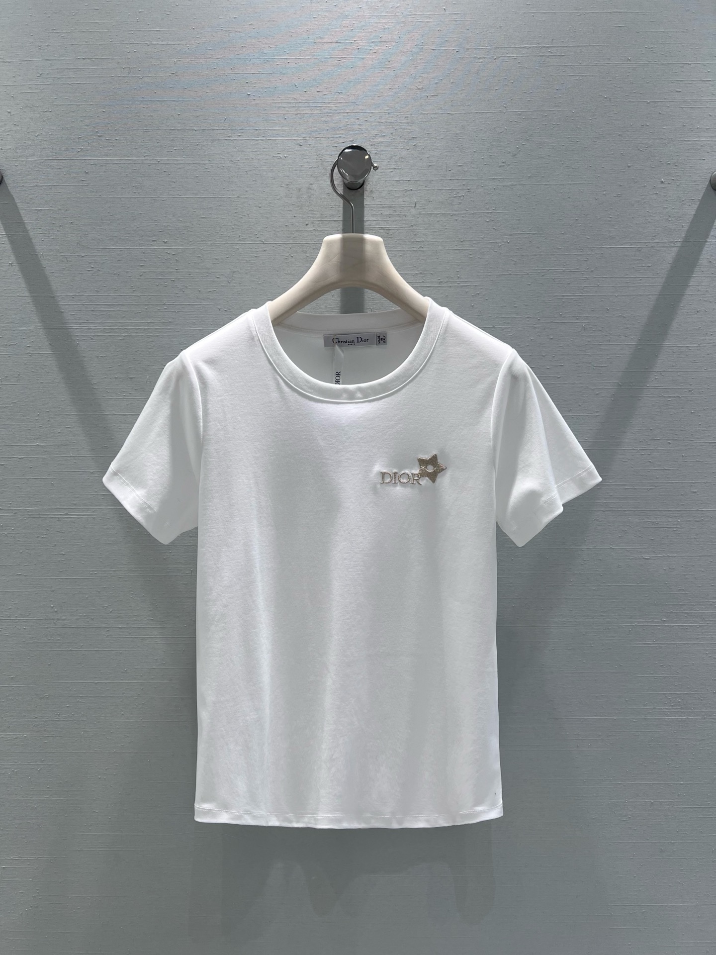 NO:713766,Support exchange DIO*26SS early spring new product series //CD star embroidery short-sleeved T-shirt. Decorated with letter logo and metallic star embroidery pattern on the chest. Classic round neck cut, which fits the neck line and does not highlight the face shape; minimalist design with exquisite details, perfectly combining light luxury texture with daily practicality. SML real shot details, dior, T-shirt, tees, t-shirt,19860909支持换款DIO*26SS早春新品系列//CD星星刺绣短袖T恤 胸口处饰有字母标识与金属质感星星刺绣图案,经典圆领剪裁,贴合颈部线条且不挑脸型；以极简设计融合精致细节,将轻奢质感与日常实穿性完美结合.SML实拍细节,,dior,T-shirt,tees，t-shirt,,Women's clothing