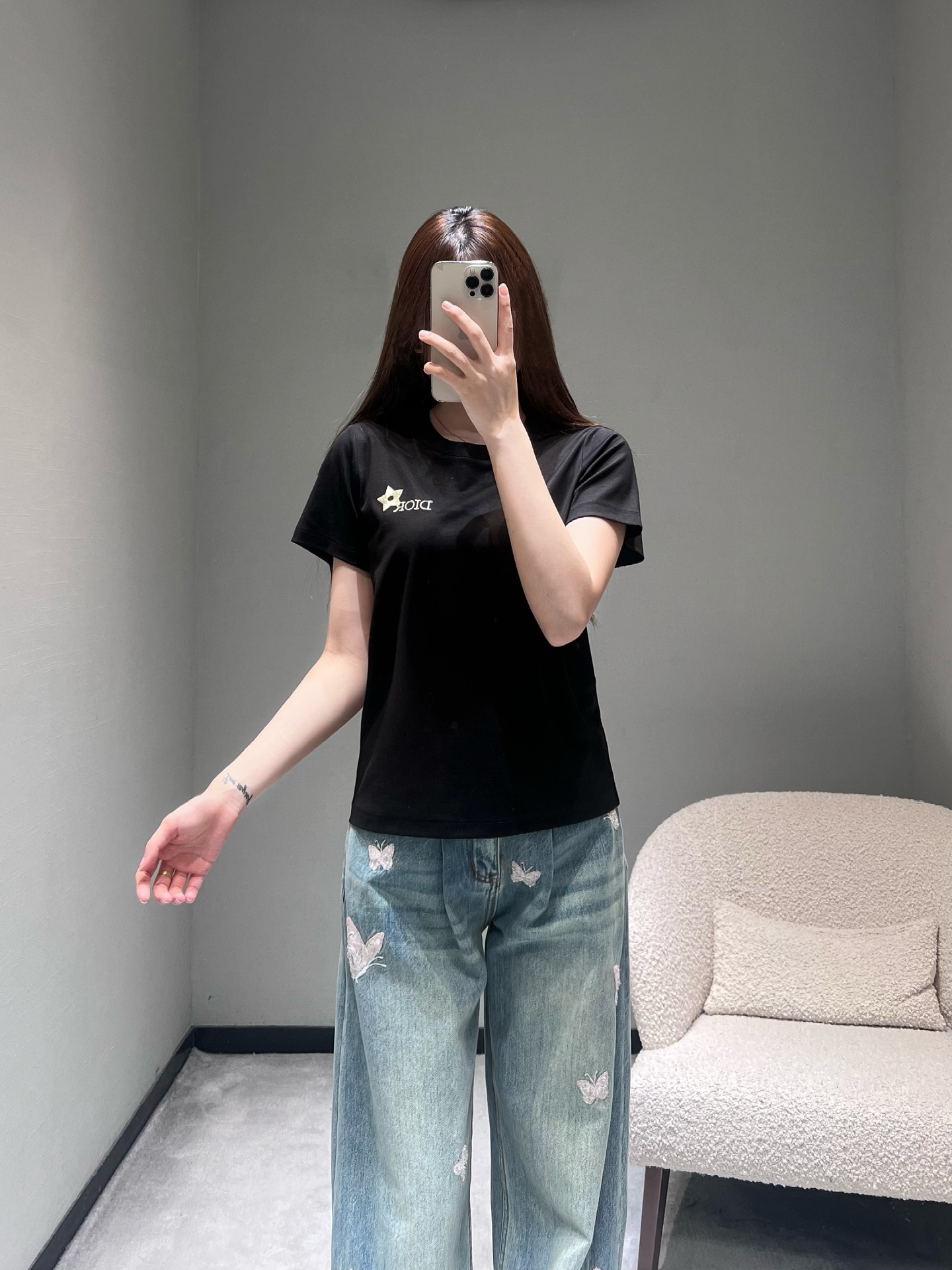 NO:713771,DIO*26SS early spring new product series //CD star embroidery short-sleeved T-shirt. Decorated with letter logo and metallic star embroidery pattern on the chest. Classic round neck cut, which fits the neck line and does not highlight the face shape; minimalist design with exquisite details, perfectly combining light luxury texture with daily practicality. SML,, dior, T-shirt, tees, t-shirt,19860909DIO*26SS早春新品系列//CD星星刺绣短袖T恤 胸口处饰有字母标识与金属质感星星刺绣图案,经典圆领剪裁,贴合颈部线条且不挑脸型；以极简设计融合精致细节,将轻奢质感与日常实穿性完美结合.SML,,dior,T-shirt,tees，t-shirt,,Women's clothing