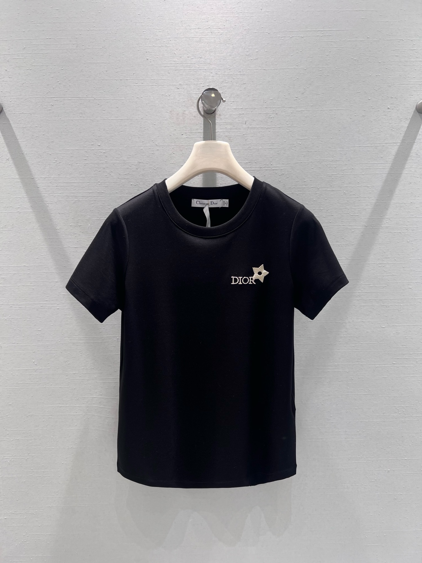 NO:713770,Support exchange DIO*26SS early spring new product series //CD star embroidery short-sleeved T-shirt. Decorated with letter logo and metallic star embroidery pattern on the chest. Classic round neck cut, which fits the neck line and does not highlight the face shape; minimalist design with exquisite details, perfectly combining light luxury texture with daily practicality. SML real shot details, dior, T-shirt, tees, t-shirt,19860909支持换款DIO*26SS早春新品系列//CD星星刺绣短袖T恤 胸口处饰有字母标识与金属质感星星刺绣图案,经典圆领剪裁,贴合颈部线条且不挑脸型；以极简设计融合精致细节,将轻奢质感与日常实穿性完美结合.SML实拍细节,,dior,T-shirt,tees，t-shirt,,Women's clothing