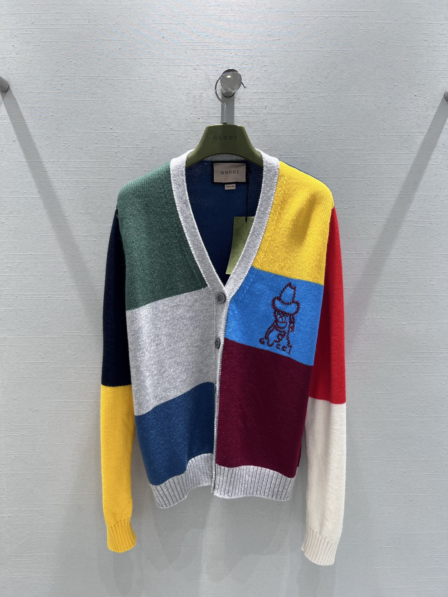 NO:713764,Supports replacement Guc*i26SS early spring new product series // Contrast color knitted cardigan with multi-color geometric color block splicing, cartoon bear embroidery pattern, full of cuteness and fun, ribbed cuffs and hem, more stiff style. The V-neck cut modifies the neck line, and the loose dropped shoulder version is very friendly to various body shapes, creating a lazy and casual sense. Real shot details,, gucci,19860909支持换款Guc*i26SS早春新品系列//撞色针织开衫多色几何色块拼接,卡通小熊刺绣图案,萌趣感十足,罗纹收边的袖口与下摆,版型更挺括.V领剪裁修饰颈部线条,宽松的落肩版型对各种身形都十分友好,打造慵懒随性的休闲感.实拍细节,,gucci,,Women's clothing