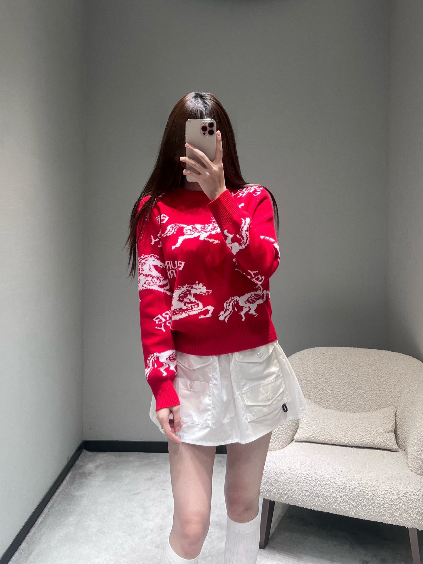 NO:715393,Burber*y26SS early spring new product series //War horse jacquard knitted sweater adopts BBR's popular 'war horse' styling element in the past two years; round neck ribbed blessing, full version of war horse jacquard monogram interweaving, restoring British retro aesthetics, clear and three-dimensional patterns, rich visual layers. SML,, burberry, sweaters,19860909Burber*y26SS早春新品系列//战马提花针织毛衣采用BBR家近两年大热的“战马”造型元素；圆领罗纹加持,满版战马提花字母交织,还原英伦复古美学,图案清晰立体,视觉层次丰富.SML,,burberry,sweaters,,Women's clothing