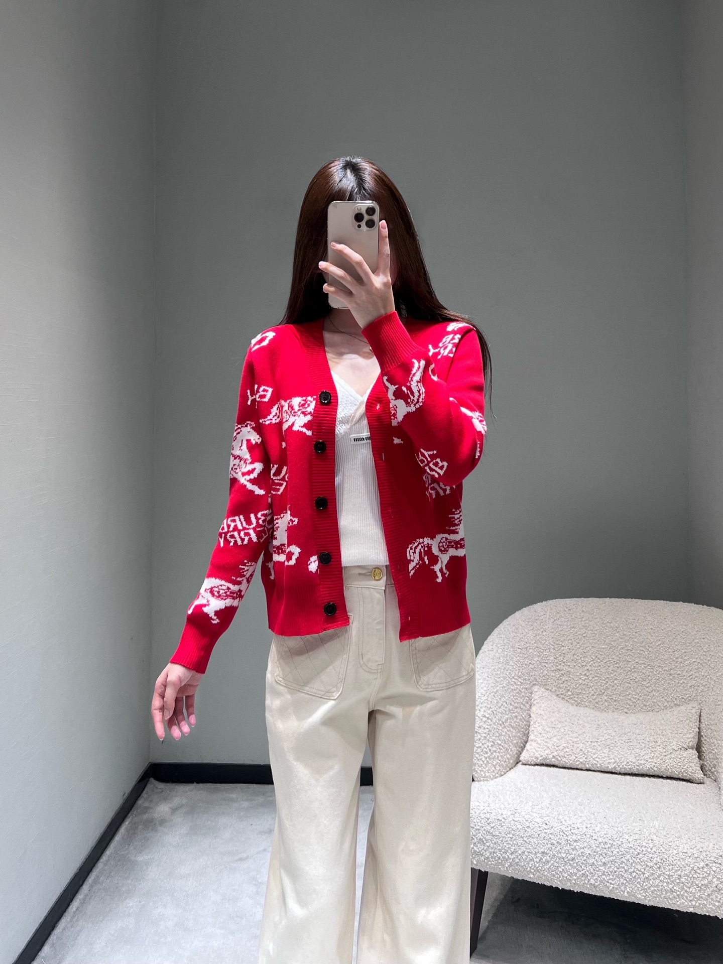 NO:715399,Burber*y26SS early spring new product series //War horse jacquard knitted cardigan adopts BBR's popular 'war horse' styling element in the past two years; V-neck dropped shoulder tailoring, full-page war horse jacquard monogram interweaving, restoring British retro aesthetics, clear and three-dimensional patterns, and rich visual layers. SML,, burberry,19860909Burber*y26SS早春新品系列//战马提花针织开衫采用BBR家近两年大热的“战马”造型元素；V领落肩剪裁,满版战马提花字母交织,还原英伦复古美学,图案清晰立体,视觉层次丰富.SML,,burberry,,Women's clothing