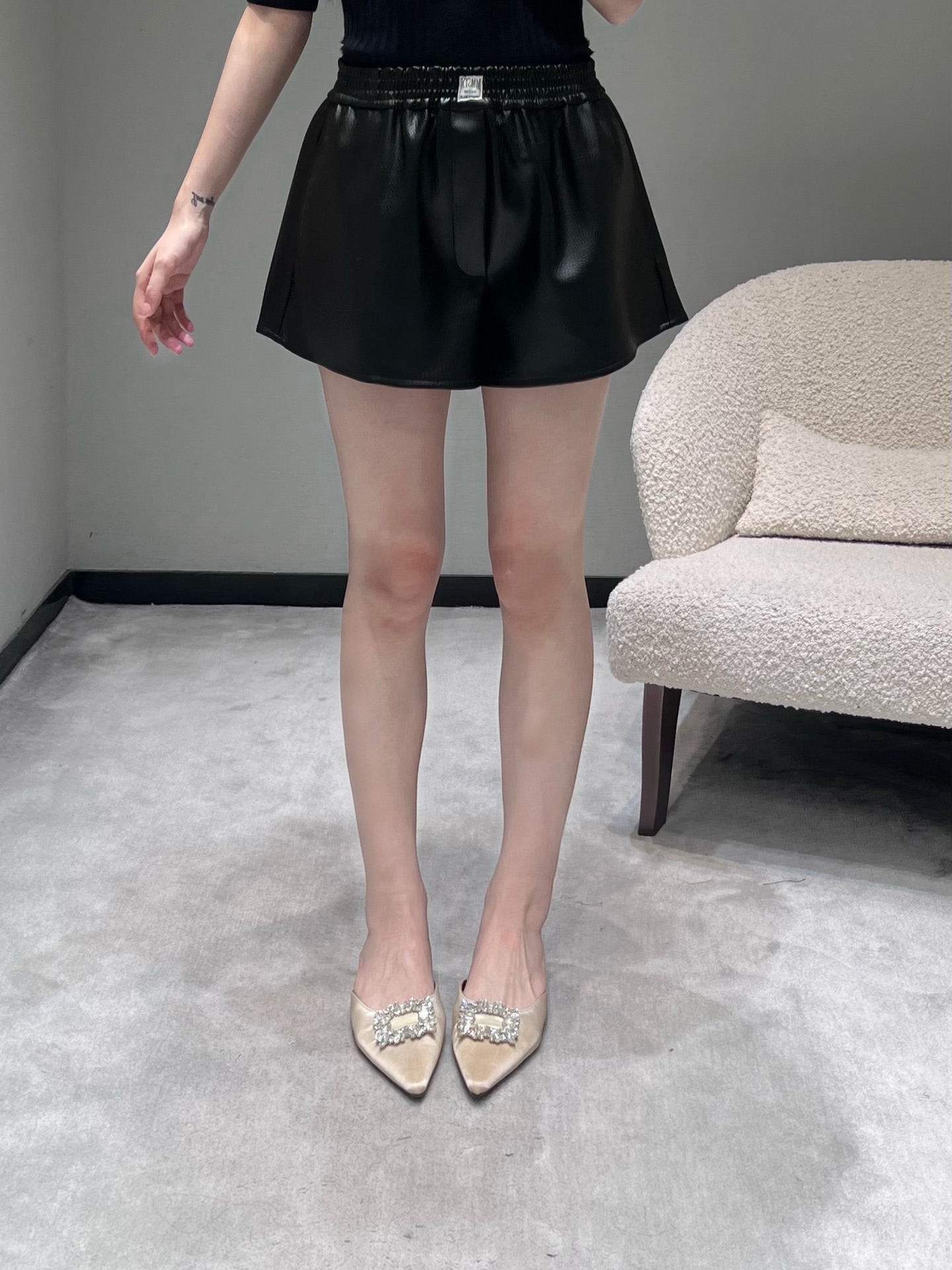 NO:717499,2026SS Early Spring New Product Series // Light luxury high-waisted leather shorts, made of matte and smooth environmentally friendly leather, soft and delicate to the touch, with high-end matte luster. High-waisted A-line version, no unnecessary decoration on the pants body, minimalist tailoring, clean and neat, hidden side seam technology makes the lines smoother. SML,,shorts,198609092026SS早春新品系列//轻奢高腰皮短裤哑光柔滑的环保皮料,触感柔软细腻,自带高级雾面光泽.高腰A字版型,裤身无多余装饰,极简剪裁干净利落,隐藏式侧缝工艺让线条更流畅.SML,,shorts,,Women's clothing