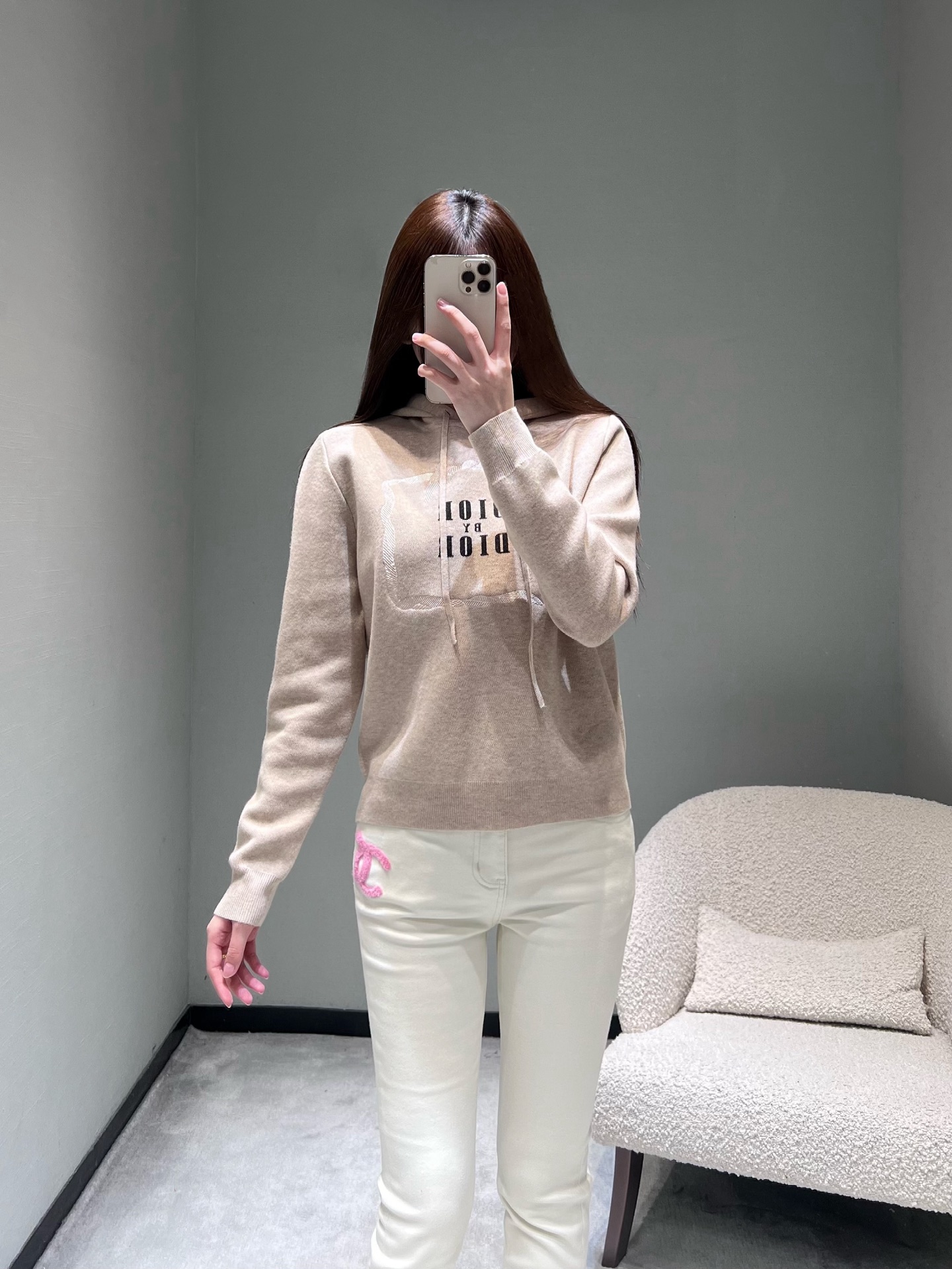 NO:715382,DIO*26SS early spring new product series // Hooded knitted sweatshirt blended knitted fabric, soft and waxy to the touch; the letters on the chest are three-dimensional flocking technology, lace pattern embroidery shows superb craftsmanship, with hand-painted style contour lines, hooded sweatshirt style, luxurious and high-end. SML,, dior, hoodie, sweatshirts, hats,19860909DIO*26SS早春新品系列//连帽针织卫衣衫混纺针织面料,触感软糯如云；胸前字母采用立体植绒工艺,蕾丝花样刺绣尽显高超工艺,搭配手绘风轮廓线条,连帽卫衣款式,奢华高级感.SML,,dior,hoodie,sweatshirts,hats,,Women's clothing