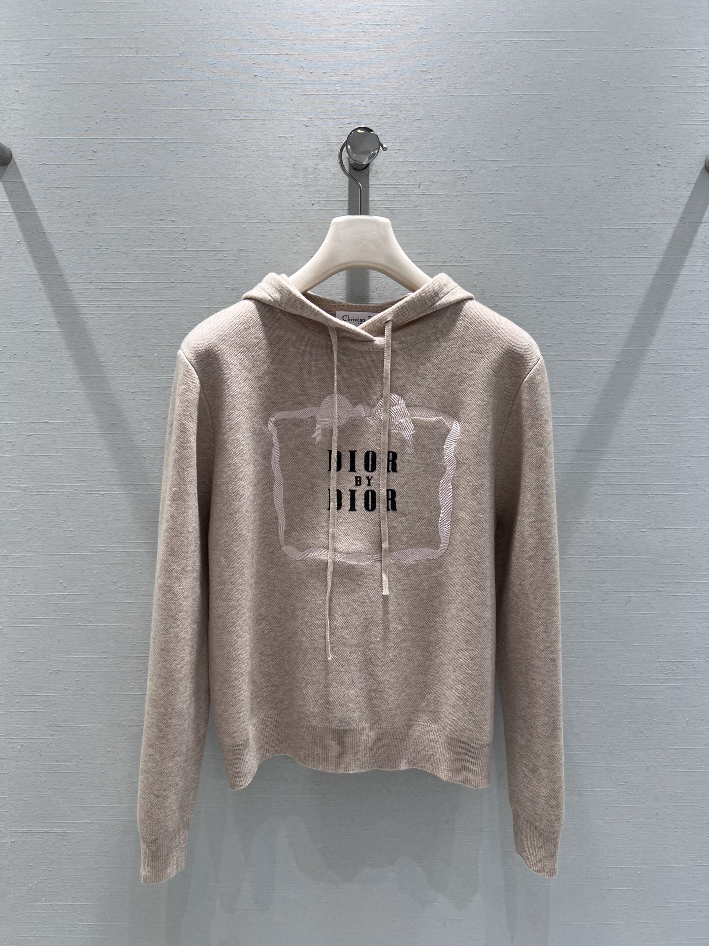 NO:715379,Support exchange DIO*26SS early spring new product series //Hooded knitted sweatshirt blended knitted fabric, soft and waxy to the touch; the letters on the chest are three-dimensional flocking technology, lace pattern embroidery shows superb craftsmanship, with hand-painted style contour lines, hooded sweatshirt style, luxurious and high-end. SML real shot details, dior, hoodie, sweatshirts, hats,19860909支持换款DIO*26SS早春新品系列//连帽针织卫衣衫混纺针织面料,触感软糯如云；胸前字母采用立体植绒工艺,蕾丝花样刺绣尽显高超工艺,搭配手绘风轮廓线条,连帽卫衣款式,奢华高级感.SML实拍细节,,dior,hoodie,sweatshirts,hats,,Women's clothing