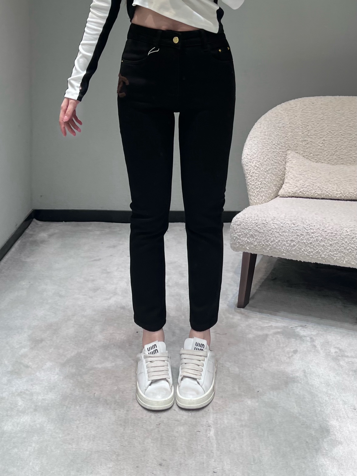 NO:715388,Chan*L 2026SS early spring new product series // Xiaoxiangfeng straight-leg jeans are made of high-elastic twill denim fabric, which is soft and skin-friendly, with good elasticity. High-waisted straight cut, cleverly modifying the waist and abdomen lines, pear-shaped gospel style trousers decorated with double C towel embroidery, showing a sense of luxury in a low-key manner. SML,,chanel,jeans,19860909Chan*L 2026SS早春新品系列//小香风直筒牛仔裤高弹斜纹牛仔面料,触感软糯亲肤,弹性好.高腰直筒剪裁,巧妙修饰腰腹线条,梨形身材福音款裤身点缀双C毛巾刺绣,低调中尽显奢华感.SML,,chanel,jeans,,Women's clothing