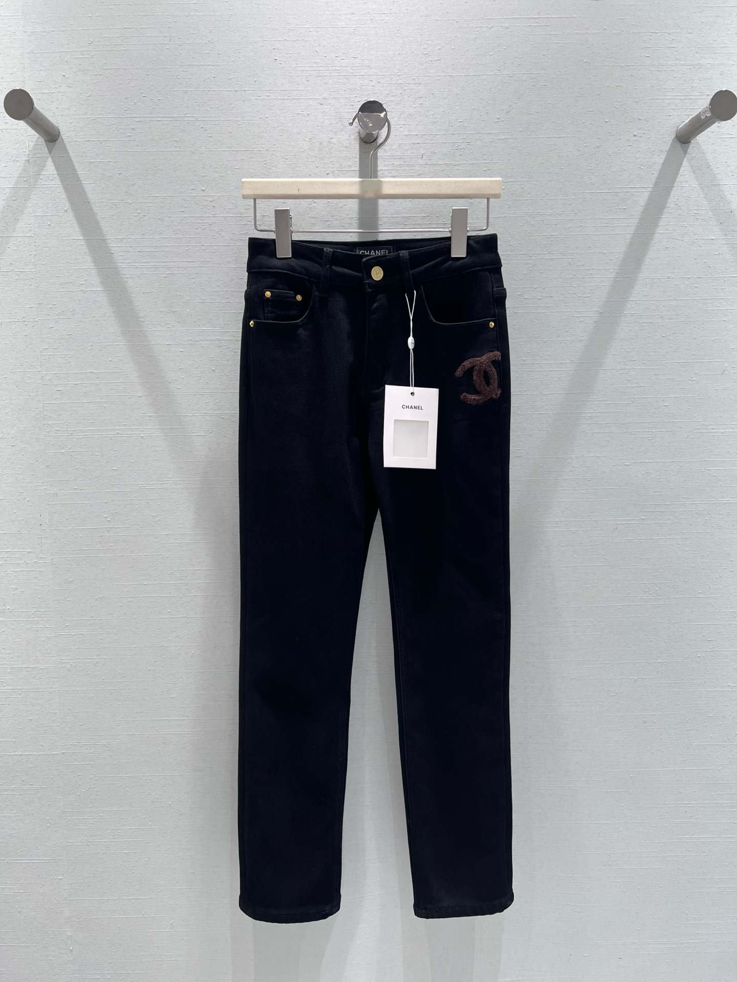 NO:715385,Support exchange Chan*L 2026SS early spring new product series // Xiaoxiangfeng straight-leg jeans are made of high-elastic twill denim fabric, which is soft and skin-friendly, and has good elasticity. High-waisted straight cut, cleverly modifying the waist and abdomen lines, pear-shaped gospel style pants decorated with double C towel embroidery, showing a sense of luxury in a low-key manner. SML real shot details,,chanel,jeans,19860909支持换款Chan*L 2026SS早春新品系列//小香风直筒牛仔裤高弹斜纹牛仔面料,触感软糯亲肤,弹性好.高腰直筒剪裁,巧妙修饰腰腹线条,梨形身材福音款裤身点缀双C毛巾刺绣,低调中尽显奢华感.SML实拍细节,,chanel,jeans,,Women's clothing