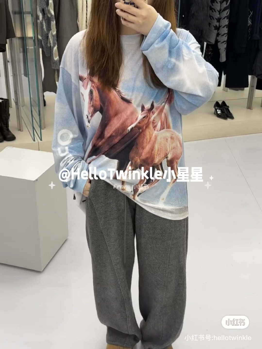 NO:715397,open*y 2026SS early spring new product series // Horse galloping printed T-shirt Year of the Horse Limited sale in Seoul Cotton blended fabric, soft and breathable to the touch. Dropped shoulders + micro-profile tailoring, lazy and casual. High-definition printing on the front, rich color levels, blue sky and white clouds and brown and red horses form a strong visual impact, full of artistic sense, turn heads when out on the street SML,, tees, t-shirt,19860909open*y 2026SS早春新品系列//骏马奔腾印花T恤马年 首尔限定发售棉混纺面料,触感软糯透气.落肩+微廓形剪裁,慵懒随性.正面高清印花,色彩层次丰富,蓝天白云与棕红骏马形成强烈视觉冲击,艺术感十足,出街回头率 SML,,tees，t-shirt,,Women's clothing