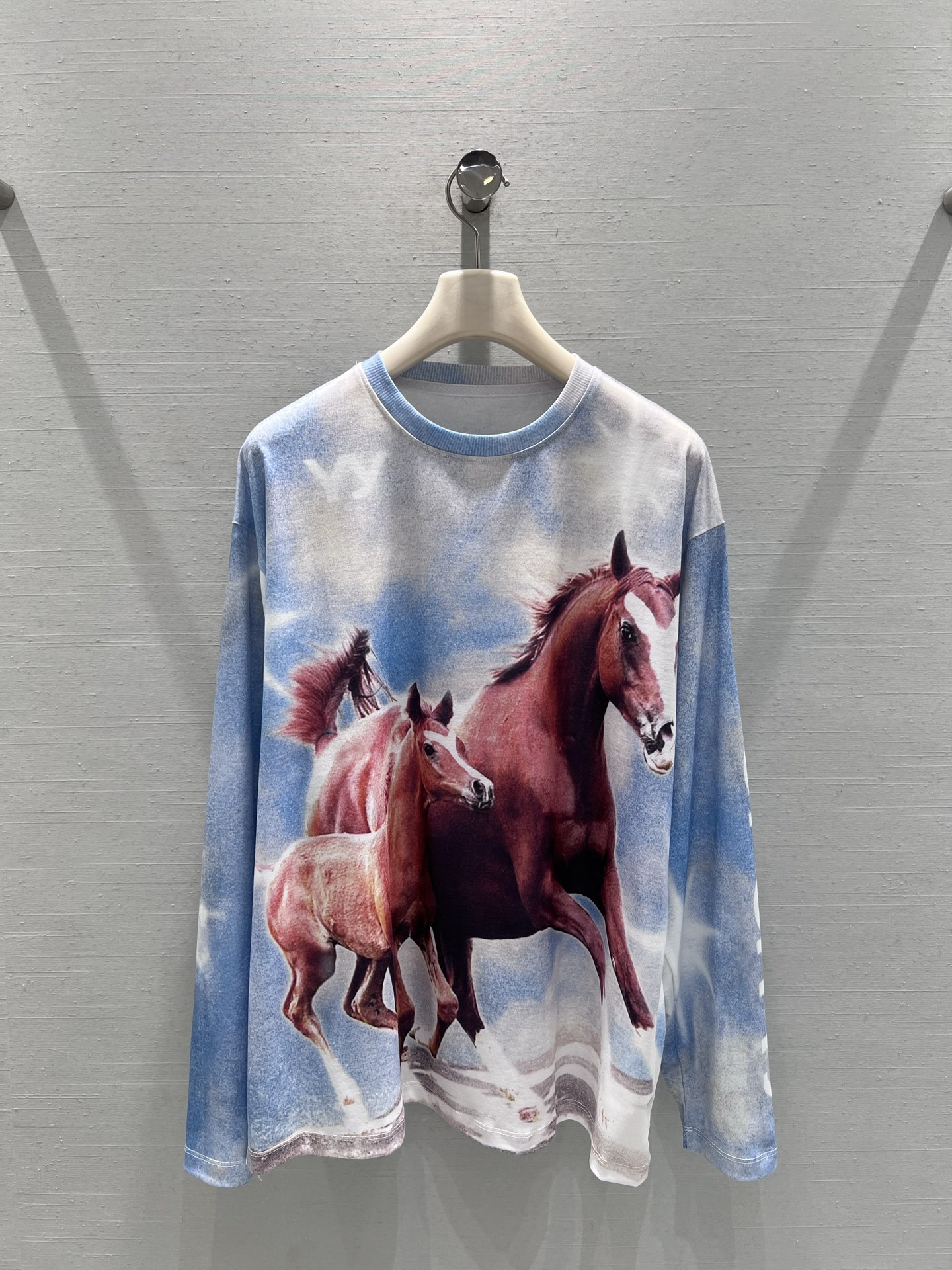 NO:717498,Support open*y 2026SS early spring new product series // Horse Galloping Printed T-shirt Year of the Horse Limited sale in Seoul Cotton blended fabric, soft and breathable. Dropped shoulders + micro-profile tailoring, lazy and casual. High-definition printing on the front, rich color levels, blue sky and white clouds and brown and red horses form a strong visual impact, full of artistic sense, turn heads when out on the street SML real shot details, tees, t-shirt,19860909支持换款open*y 2026SS早春新品系列//骏马奔腾印花T恤马年 首尔限定发售棉混纺面料,触感软糯透气.落肩+微廓形剪裁,慵懒随性.正面高清印花,色彩层次丰富,蓝天白云与棕红骏马形成强烈视觉冲击,艺术感十足,出街回头率 SML实拍细节,,tees，t-shirt,,Women's clothing