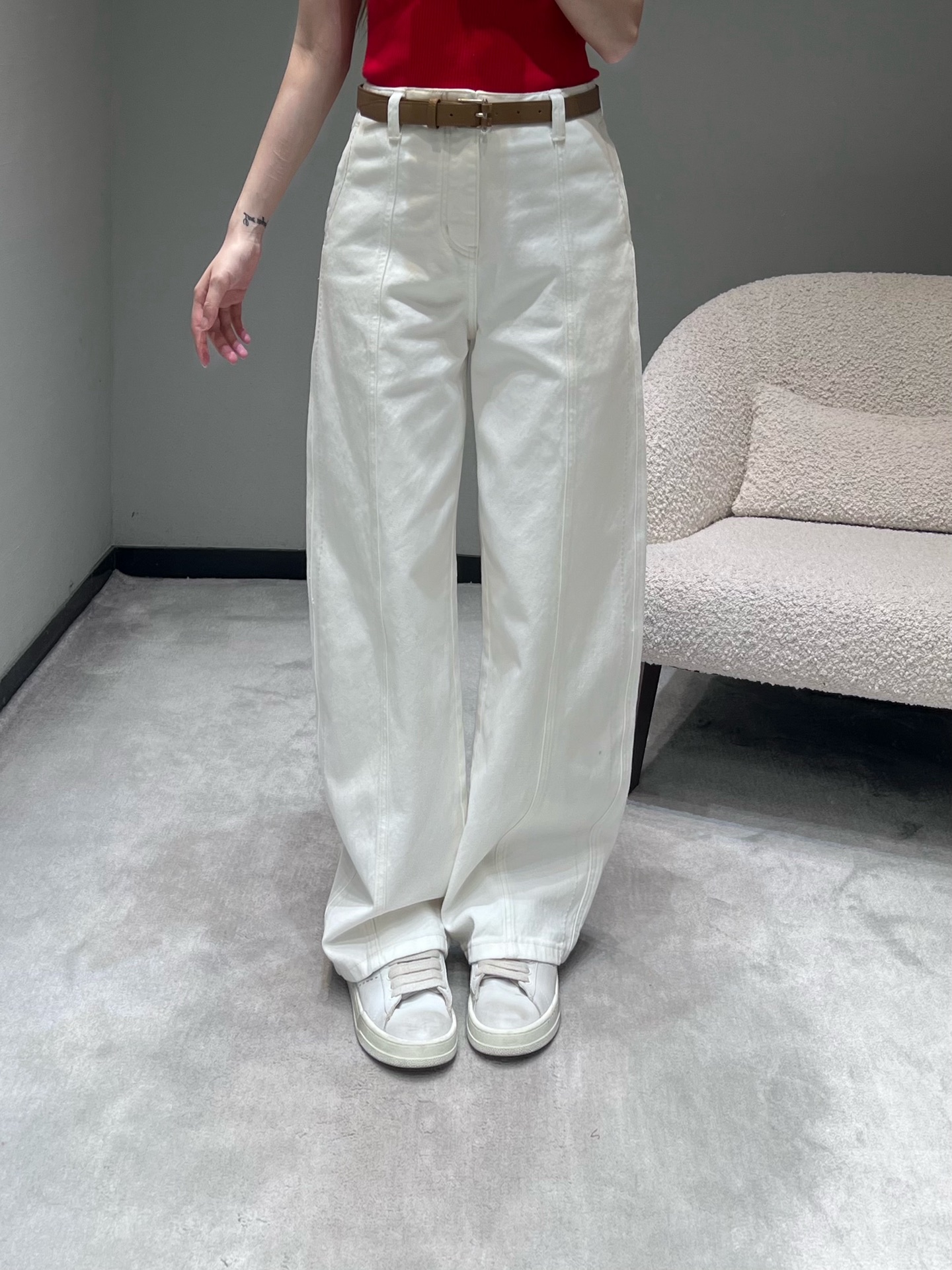 NO:716007,26SS early spring new series // Retro wide-leg straight jeans are made of twill cotton fabric, which feels stiff and sinewy, not easy to wrinkle, has a good drape feeling, and has a sense of elegance when walking. High-waist + wide-leg straight version, with a vintage belt of the same color, which can be freely adjusted to enhance the sophistication and atmosphere of the overall look. SML,,jeans,1986090926SS早春新款系列//复古阔腿直筒牛仔裤采用斜纹棉质面料,触感挺括有筋骨,不易皱、垂坠感佳,行走间自带飘逸感.高腰+阔腿直筒版型,自带同色系复古腰带,可自由调节松紧,提升整体造型的精致感与氛围感.SML,,jeans,,Women's clothing