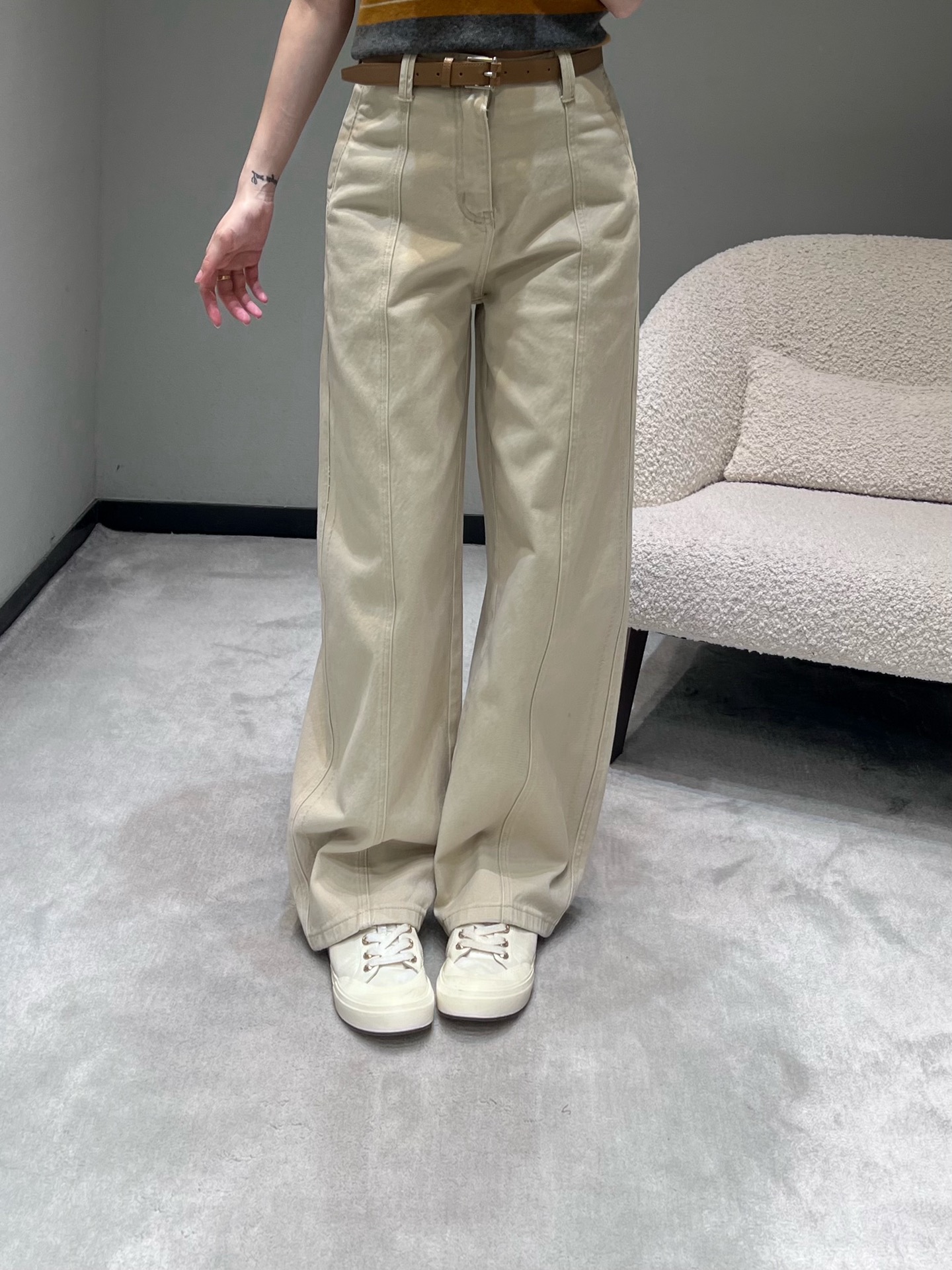 NO:716003,26SS early spring new series // Retro wide-leg straight jeans are made of twill cotton fabric, which feels stiff and sinewy, not easy to wrinkle, has a good drape feeling, and has a sense of elegance when walking. High-waist + wide-leg straight version, with a vintage belt of the same color, which can be freely adjusted to enhance the sophistication and atmosphere of the overall look. SML,,jeans,1986090926SS早春新款系列//复古阔腿直筒牛仔裤采用斜纹棉质面料,触感挺括有筋骨,不易皱、垂坠感佳,行走间自带飘逸感.高腰+阔腿直筒版型,自带同色系复古腰带,可自由调节松紧,提升整体造型的精致感与氛围感.SML,,jeans,,Women's clothing