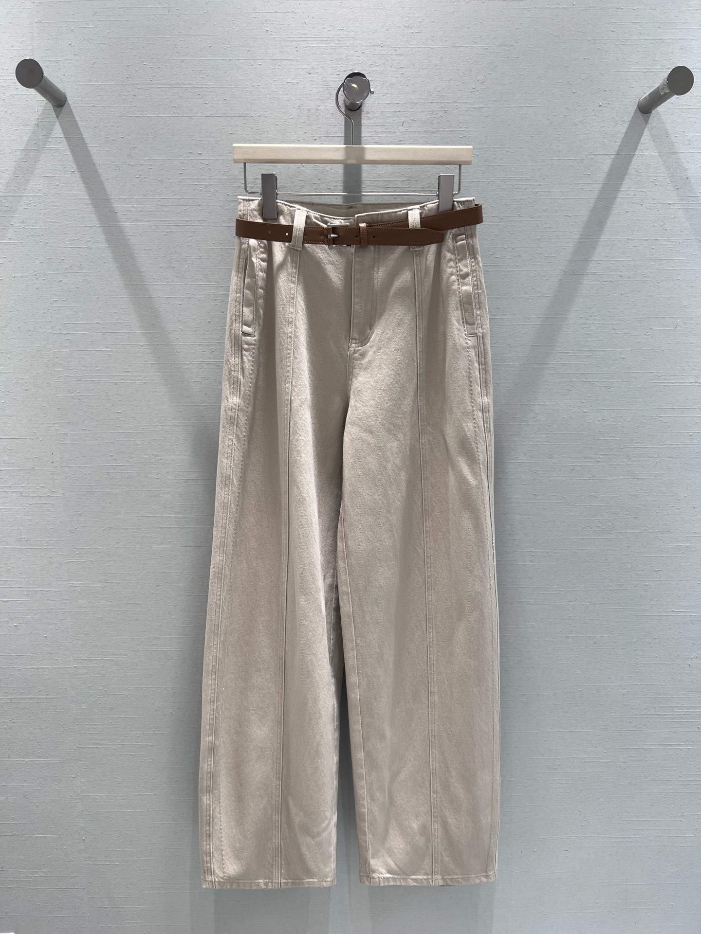 NO:716001,Support exchange 26SS early spring new series // Retro wide-leg straight jeans are made of twill cotton fabric, which feels stiff and sinewy, not easy to wrinkle, has a good drape feeling, and has a sense of elegance when walking. High-waist + wide-leg straight version, comes with a vintage belt of the same color, which can be freely adjusted to enhance the sophistication and atmosphere of the overall look. SML real shot details,,jeans,19860909支持换款 26SS早春新款系列//复古阔腿直筒牛仔裤采用斜纹棉质面料,触感挺括有筋骨,不易皱、垂坠感佳,行走间自带飘逸感.高腰+阔腿直筒版型,自带同色系复古腰带,可自由调节松紧,提升整体造型的精致感与氛围感.SML实拍细节,,jeans,,Women's clothing