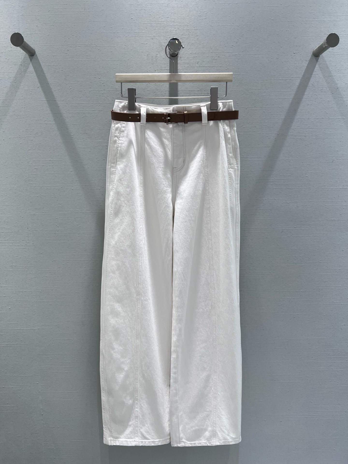 NO:716005,Support exchange 26SS early spring new series // Retro wide-leg straight jeans are made of twill cotton fabric, which feels stiff and sinewy, not easy to wrinkle, has a good drape feeling, and has a sense of elegance when walking. High-waist + wide-leg straight version, comes with a vintage belt of the same color, which can be freely adjusted to enhance the sophistication and atmosphere of the overall look. SML real shot details,,jeans,19860909支持换款 26SS早春新款系列//复古阔腿直筒牛仔裤采用斜纹棉质面料,触感挺括有筋骨,不易皱、垂坠感佳,行走间自带飘逸感.高腰+阔腿直筒版型,自带同色系复古腰带,可自由调节松紧,提升整体造型的精致感与氛围感.SML实拍细节,,jeans,,Women's clothing