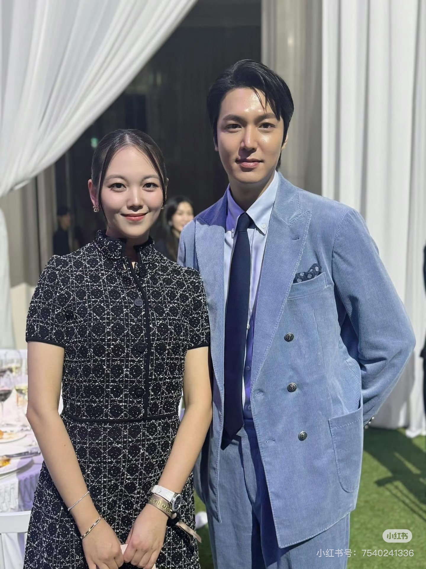 NO:716010,DIO*26SS new early spring series // Tweed short-sleeved dress is made of black and white tweed, with a retro and elegant texture. It is matched with leather edging and placket buttons, and the details are exquisite. The stand-up collar + short sleeve design is neat and capable, the slim A-line skirt modifies the body proportions, and the upper body shows a sense of luxury. SML,, dior, skirts, T-shirt,19860909DIO*26SS早春新品系列// 粗花呢短袖连衣裙黑白交织的粗花呢,肌理自带复古优雅气质,搭配皮质包边与门襟纽扣,细节处尽显精致.立领+短袖设计利落干练,修身A字裙摆修饰身材比例,上身尽显高级感.SML,,dior,skirts,T-shirt,,Women's clothing