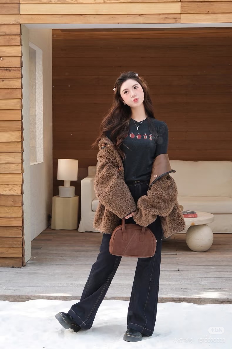 NO:716022,JOR*A&Ro*y26SS Lucky Fruit Joint Series // Beaded Apple Long Sleeve T-shirt Made of the same skin-friendly and breathable delicate fabric as Zhao Lusi, it is soft and comfortable to wear next to the body. The classic small round neck design is simple and neat and does not pick up the face shape. The chest is decorated with interesting apple prints, with intact fruits and bitten patterns arranged at random, adding a lively and playful girlish feel. SML,, tees, t-shirt,19860909JOR*A&Ro*y26SS幸运果联名系列//钉珠苹果长袖T恤赵露思同款亲肤透气的细腻面料,贴身穿着柔软舒适,经典小圆领设计,简约利落不挑脸型.胸前点缀趣味苹果印花,完整果实与被咬掉的图案错落排列,增添活泼俏皮的少女感.SML,,tees，t-shirt,,Women's clothing