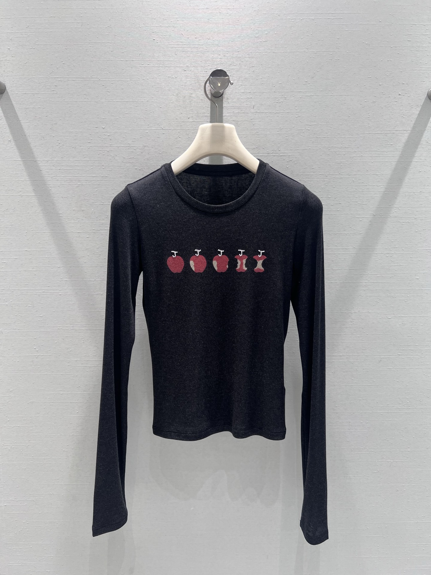 NO:716019,Support exchange JOR*A&Ro*y26SS lucky fruit joint series // Beaded apple long-sleeved T-shirt Zhao Lusi's same skin-friendly and breathable delicate fabric, soft and comfortable to wear next to the body, classic small round neck design, simple and neat without picking up the face. The chest is decorated with interesting apple prints, with intact fruits and bitten patterns arranged at random, adding a lively and playful girlish feel. SML real shot details, tees, t-shirt,19860909支持换款JOR*A&Ro*y26SS幸运果联名系列//钉珠苹果长袖T恤赵露思同款亲肤透气的细腻面料,贴身穿着柔软舒适,经典小圆领设计,简约利落不挑脸型.胸前点缀趣味苹果印花,完整果实与被咬掉的图案错落排列,增添活泼俏皮的少女感.SML实拍细节,,tees，t-shirt,,Women's clothing