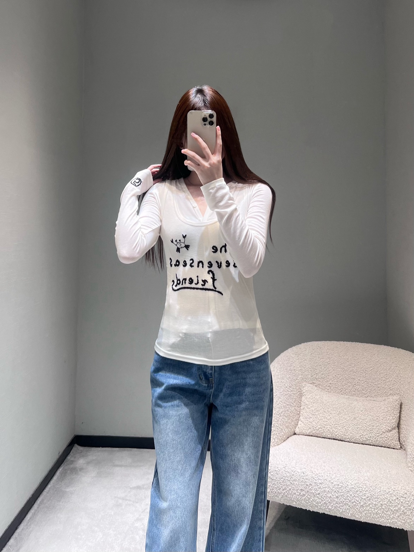 NO:717567,Chan*L 2026SS early spring new product series // Embroidered fake two-piece long-sleeved T-shirt is made of high-elastic soft and waxy skin-friendly fabric, with a touch as delicate as clouds, classic U-neck design, and a two-piece set with a full sense of layering; embroidered letters on the chest with a small crab pattern, double C embroidery on the cuffs, full of childishness. SML,,chanel,tees,t-shirt,19860909Chan*L 2026SS早春新品系列//刺绣假两件长袖T恤采用高弹软糯的亲肤面料,触感如云朵般细腻,经典U领设计、两件套层次感十足；胸前刺绣字母小螃蟹图案,袖口双C刺绣、童趣感十足.SML,,chanel,tees，t-shirt,,Women's clothing