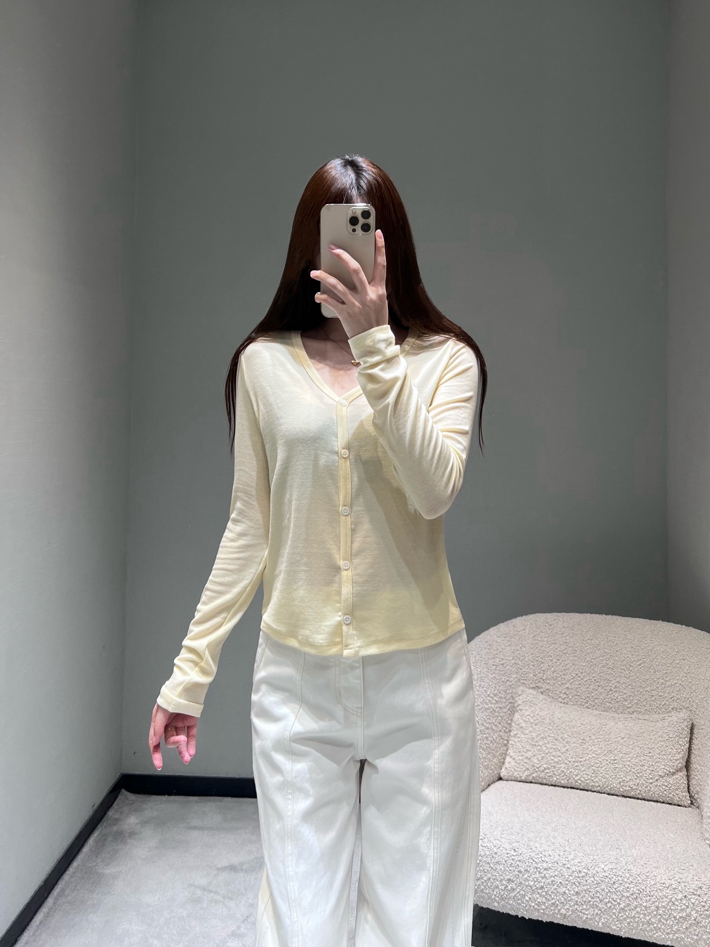 NO:716428,Chan*L 2026SS early spring new product series // Embroidered fake two-piece long-sleeved T-shirt is made of high-elastic soft and waxy skin-friendly fabric, with a touch as delicate as clouds, classic U-neck design, and a two-piece set with a full sense of layering; embroidered letters on the chest with a small crab pattern, double C embroidery on the cuffs, full of childishness. SML,,chanel,tees,t-shirt,19860909Chan*L 2026SS早春新品系列//刺绣假两件长袖T恤采用高弹软糯的亲肤面料,触感如云朵般细腻,经典U领设计、两件套层次感十足；胸前刺绣字母小螃蟹图案,袖口双C刺绣、童趣感十足.SML,,chanel,tees，t-shirt,,Women's clothing