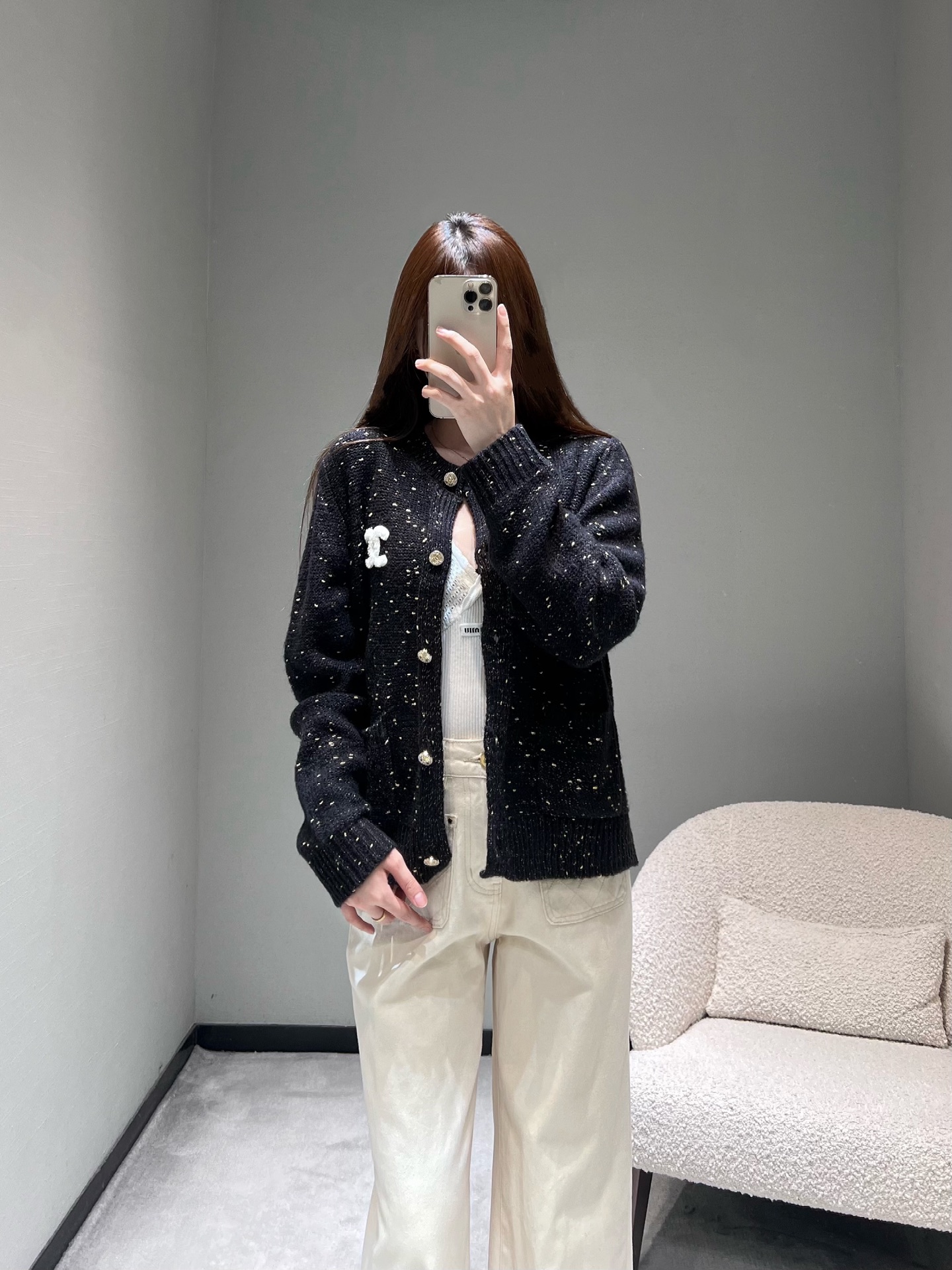 NO:716402,Chan*L 2026SS Early Spring New Product Series // Xiaoxiangfeng mixed color knitted cardigan is woven with special blended yarn, showing a low-key twinkling effect under the light. Three-dimensional double C embroidery logo on the chest, micro-profile tailoring creates a lazy and relaxed feeling; exquisite buttons on the front and double side patch pockets design, the whole piece is full of sophistication. SML,,chanel,19860909Chan*L 2026SS早春新品系列// 小香风混色针织开衫采用特种混纺纱线编织而成,在光线下呈现低调的闪烁效果.胸前立体双C刺绣logo,微廓形剪裁营造出慵懒松弛感；前襟精致纽扣与双侧贴袋设计,整件满满精致感.SML,,chanel,,Women's clothing