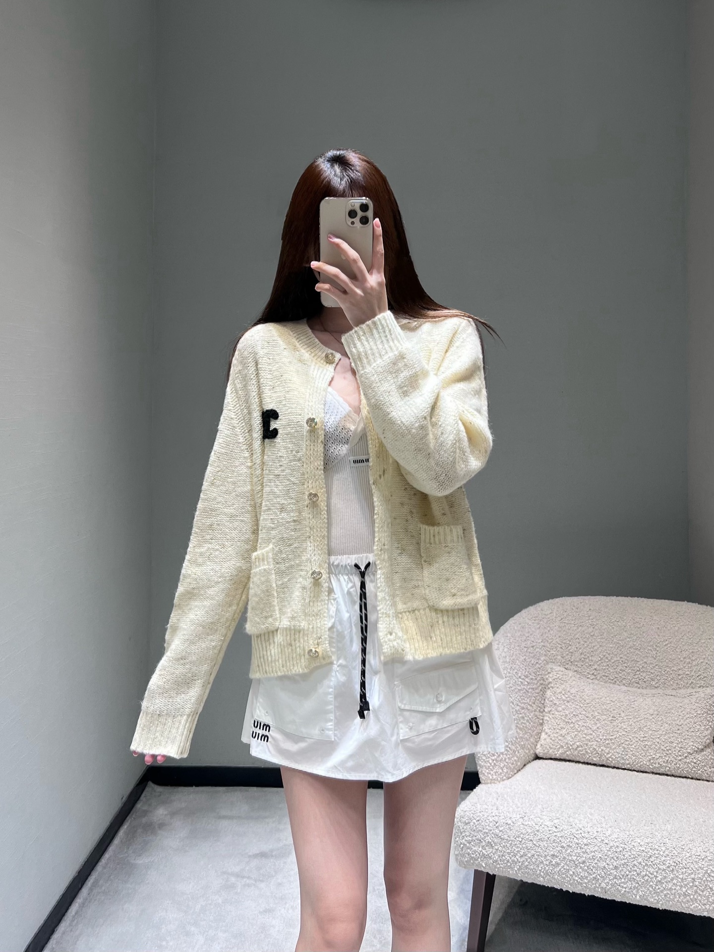 NO:716408,Chan*L 2026SS Early Spring New Product Series // Xiaoxiangfeng mixed color knitted cardigan is woven with special blended yarn, showing a low-key twinkling effect under the light. Three-dimensional double C embroidery logo on the chest, micro-profile tailoring creates a lazy and relaxed feeling; exquisite buttons on the front and double side patch pockets design, the whole piece is full of sophistication. SML,,chanel,19860909Chan*L 2026SS早春新品系列// 小香风混色针织开衫采用特种混纺纱线编织而成,在光线下呈现低调的闪烁效果.胸前立体双C刺绣logo,微廓形剪裁营造出慵懒松弛感；前襟精致纽扣与双侧贴袋设计,整件满满精致感.SML,,chanel,,Women's clothing